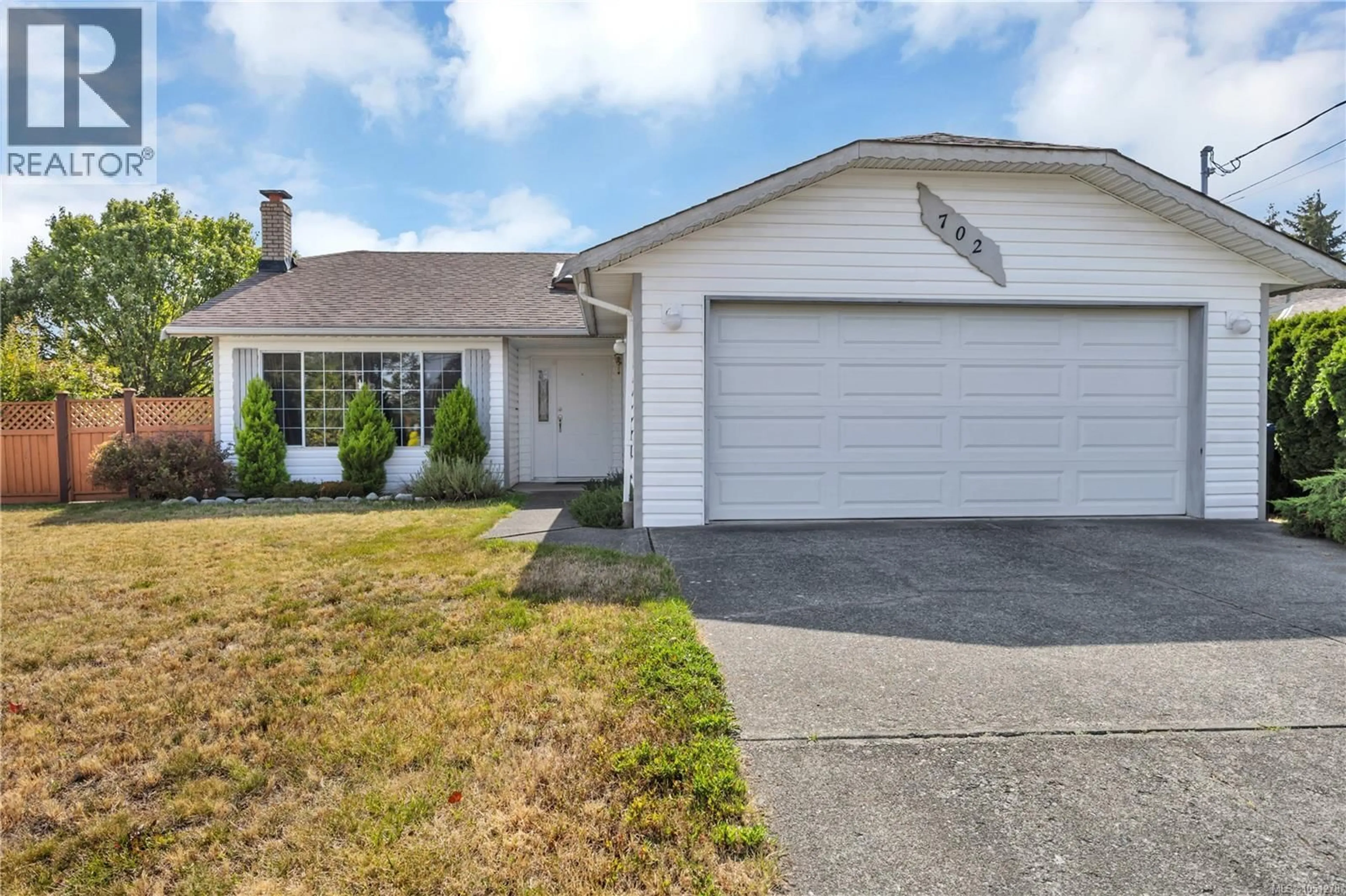 Home with vinyl exterior material, street for 702 FORSYTH AVENUE, Parksville British Columbia V9P1E7
