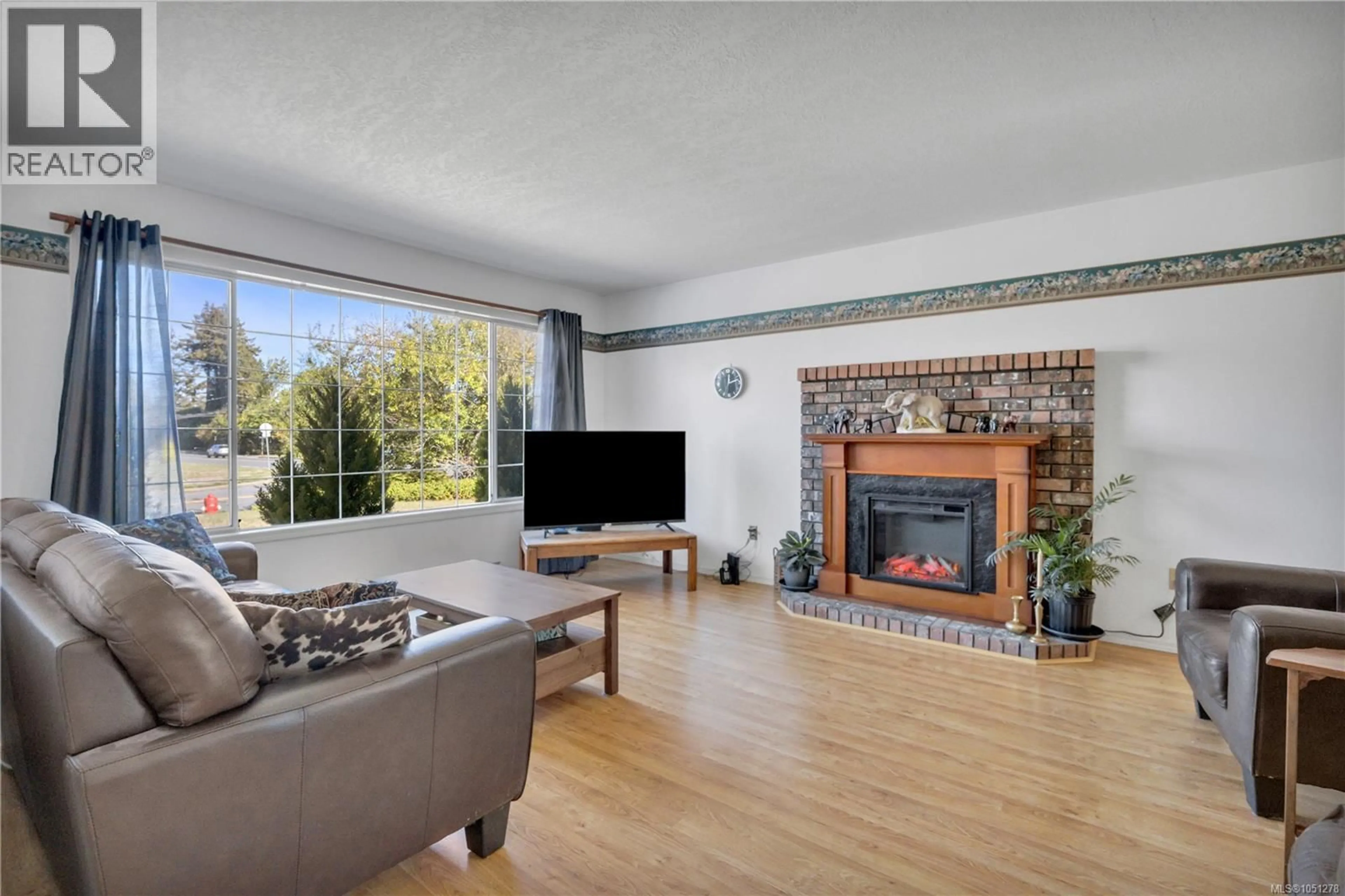 Living room with furniture, unknown for 702 FORSYTH AVENUE, Parksville British Columbia V9P1E7