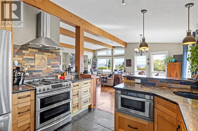 885 GLENHALE CRESCENT, French Creek 4