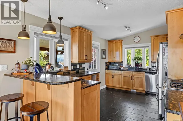 885 GLENHALE CRESCENT, French Creek 5