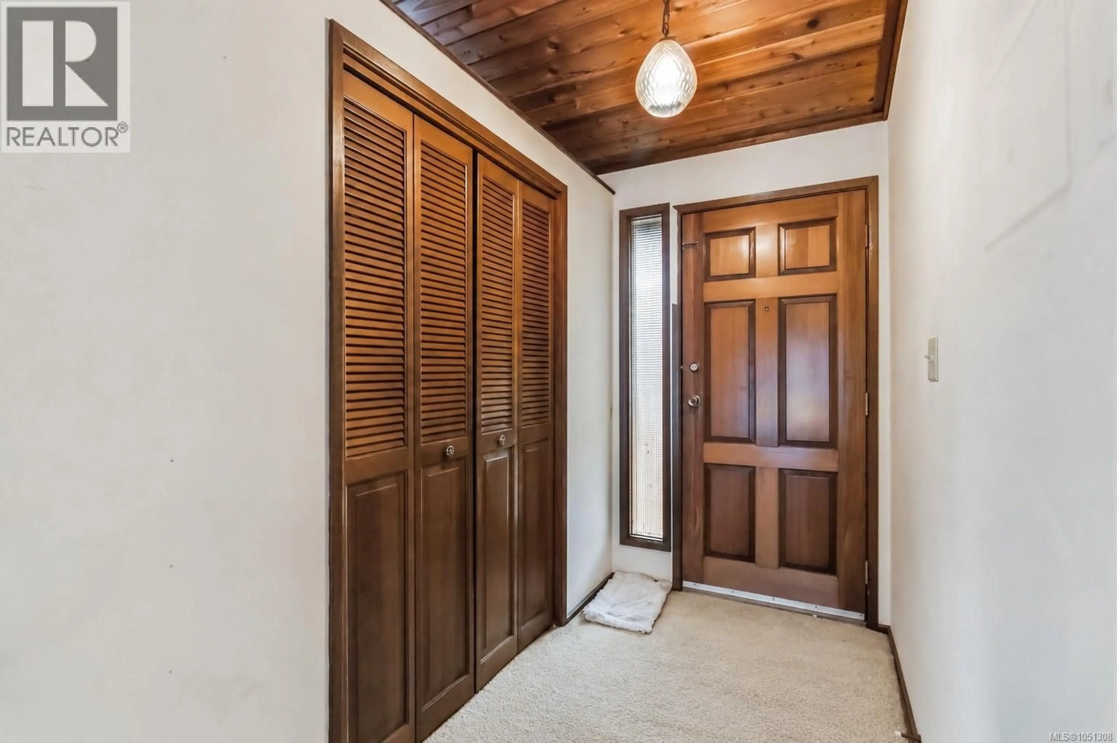 Indoor foyer for 946 PACONLA PLACE, Central Saanich British Columbia V8M1E1