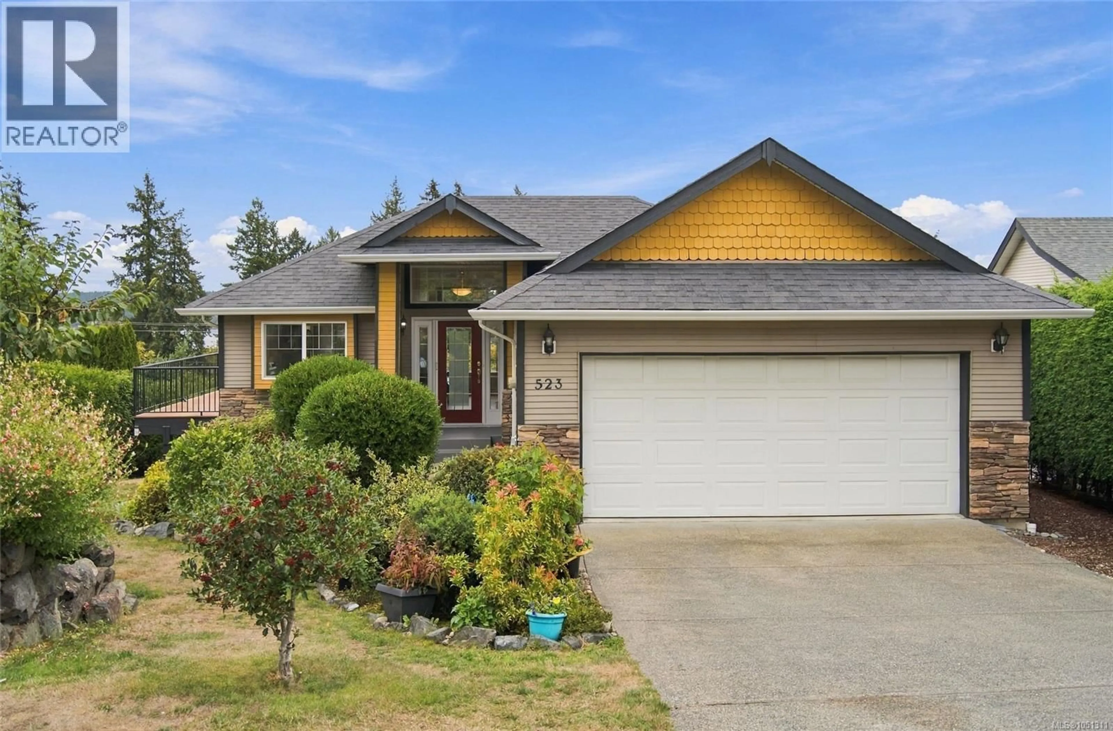Home with vinyl exterior material, street for 523 LOUISE ROAD, Ladysmith British Columbia V9G1W7