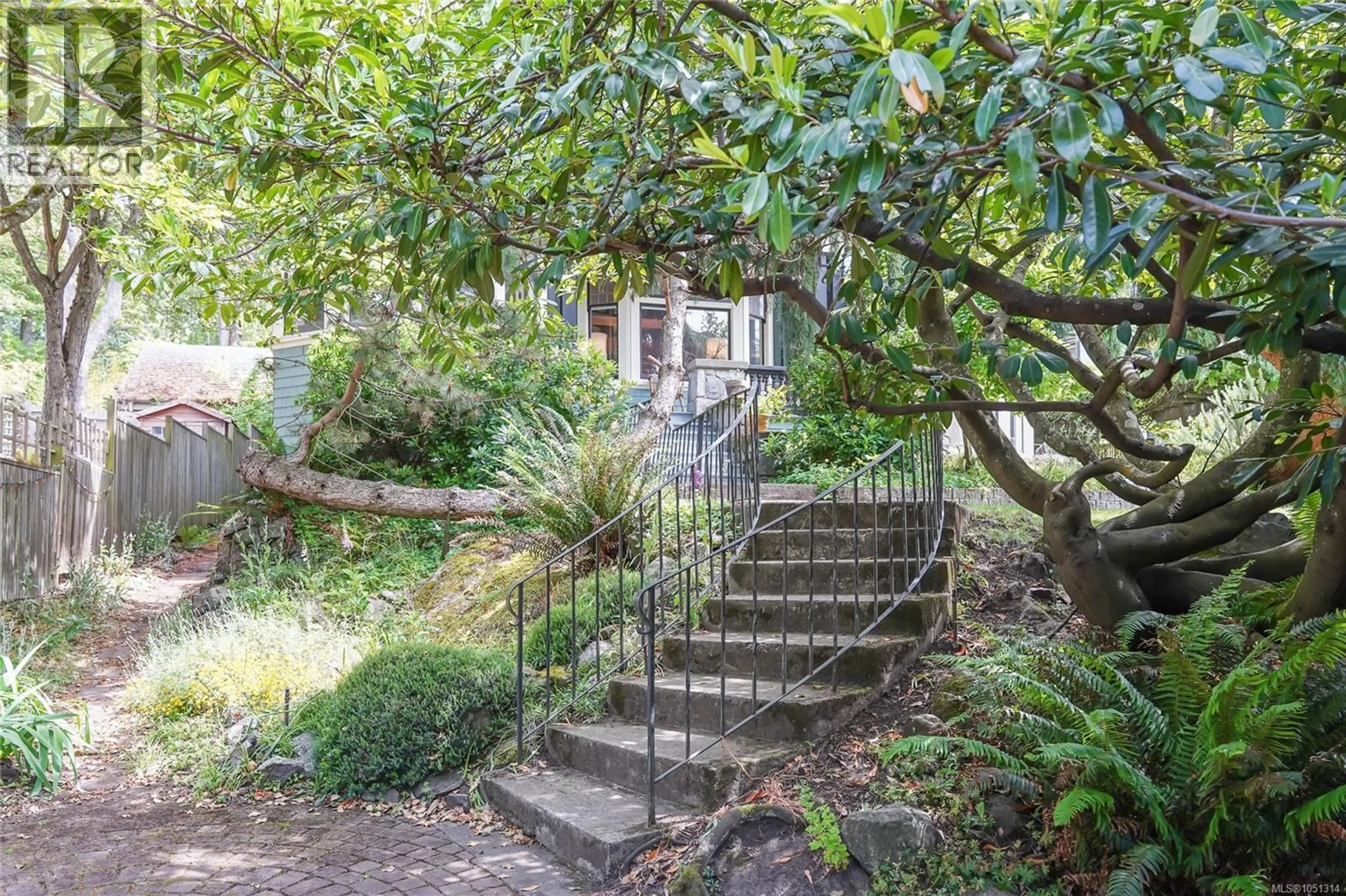 Stairs for 1377 ROCKLAND AVENUE, Victoria British Columbia V8S1V7