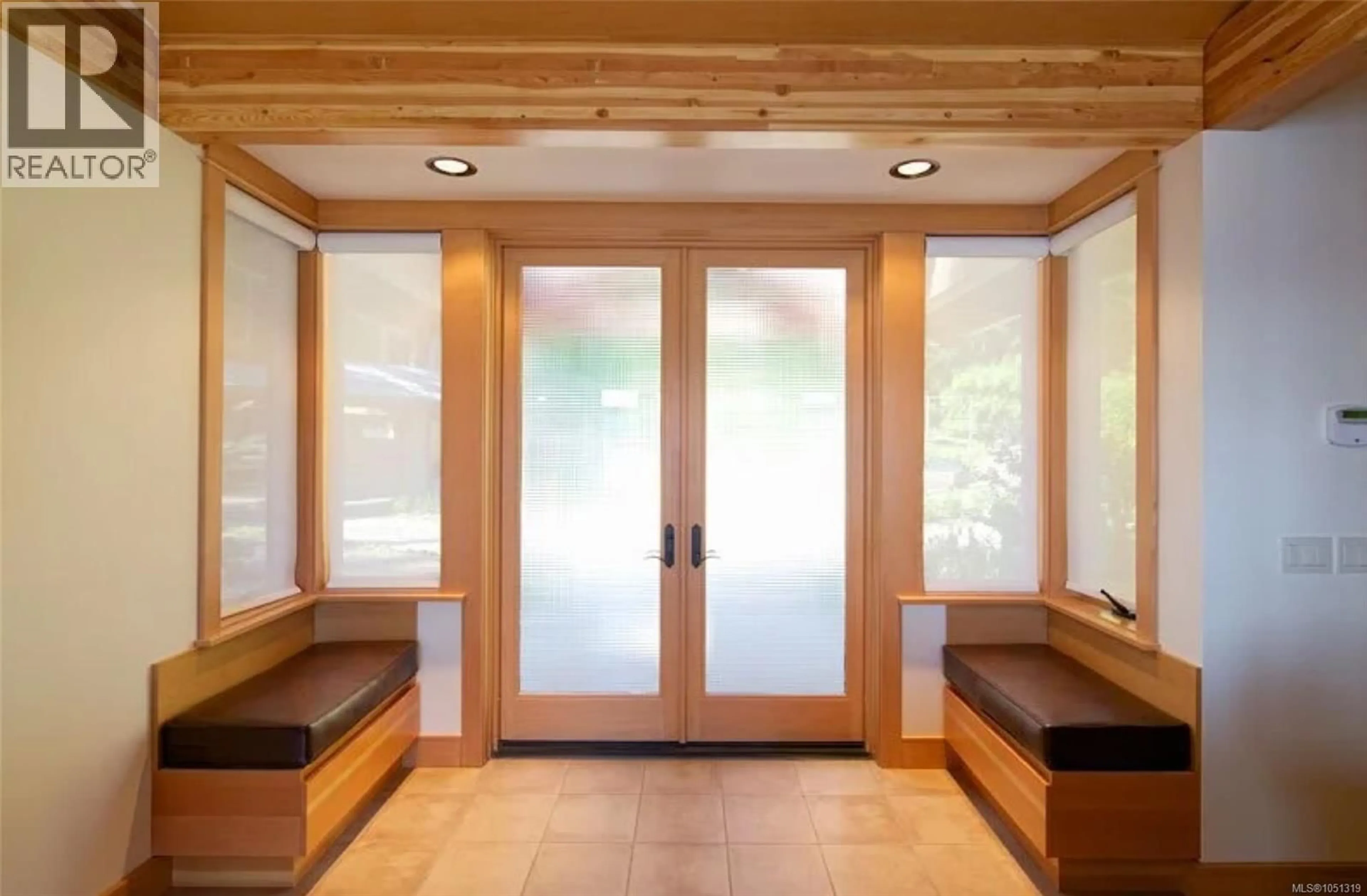 Indoor foyer for 202 OLD SCOTT ROAD, Salt Spring British Columbia V8K2L6