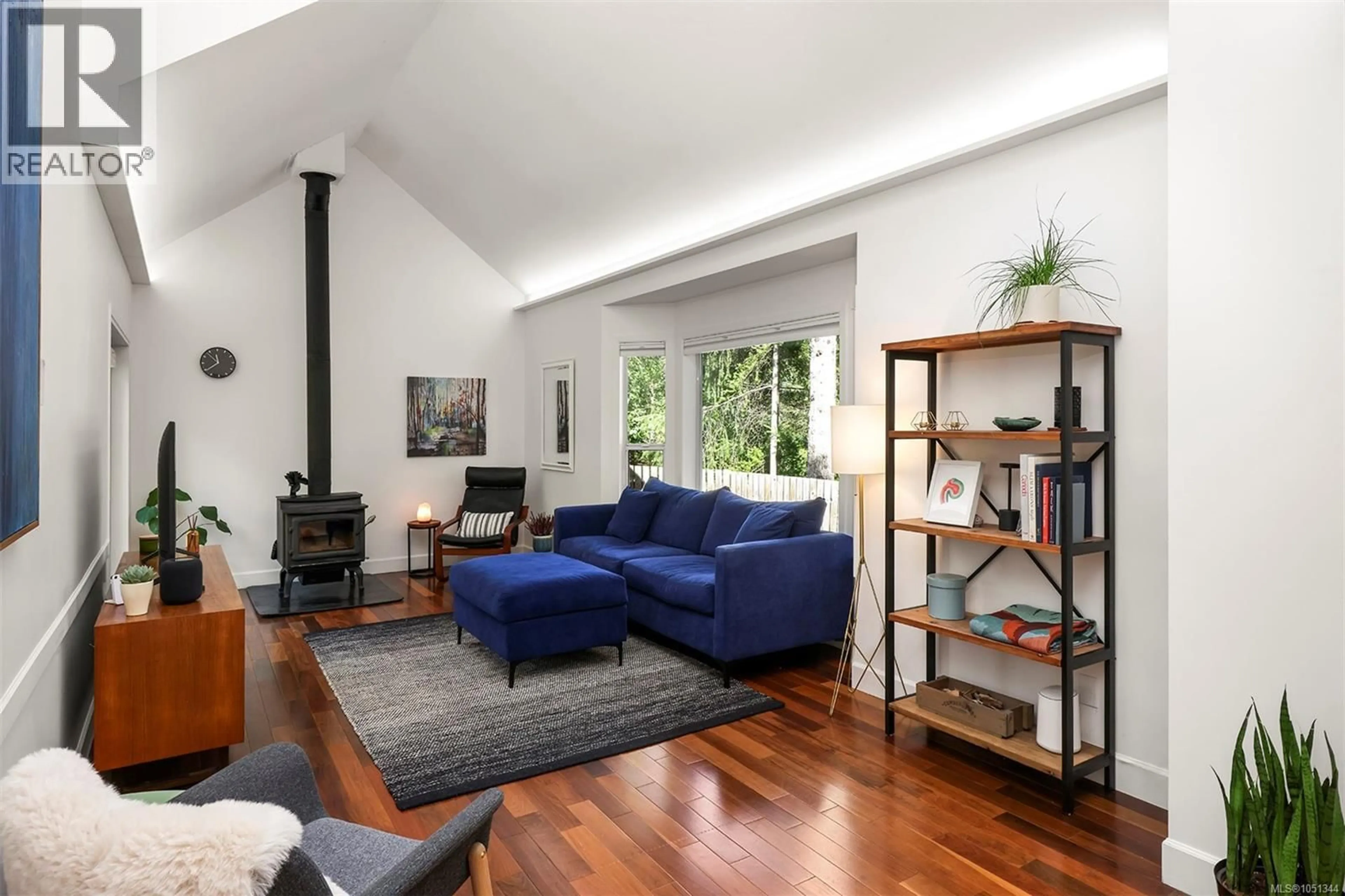 Living room with furniture, wood/laminate floor for 1285 HURFORD AVENUE, Courtenay British Columbia V9N8K9
