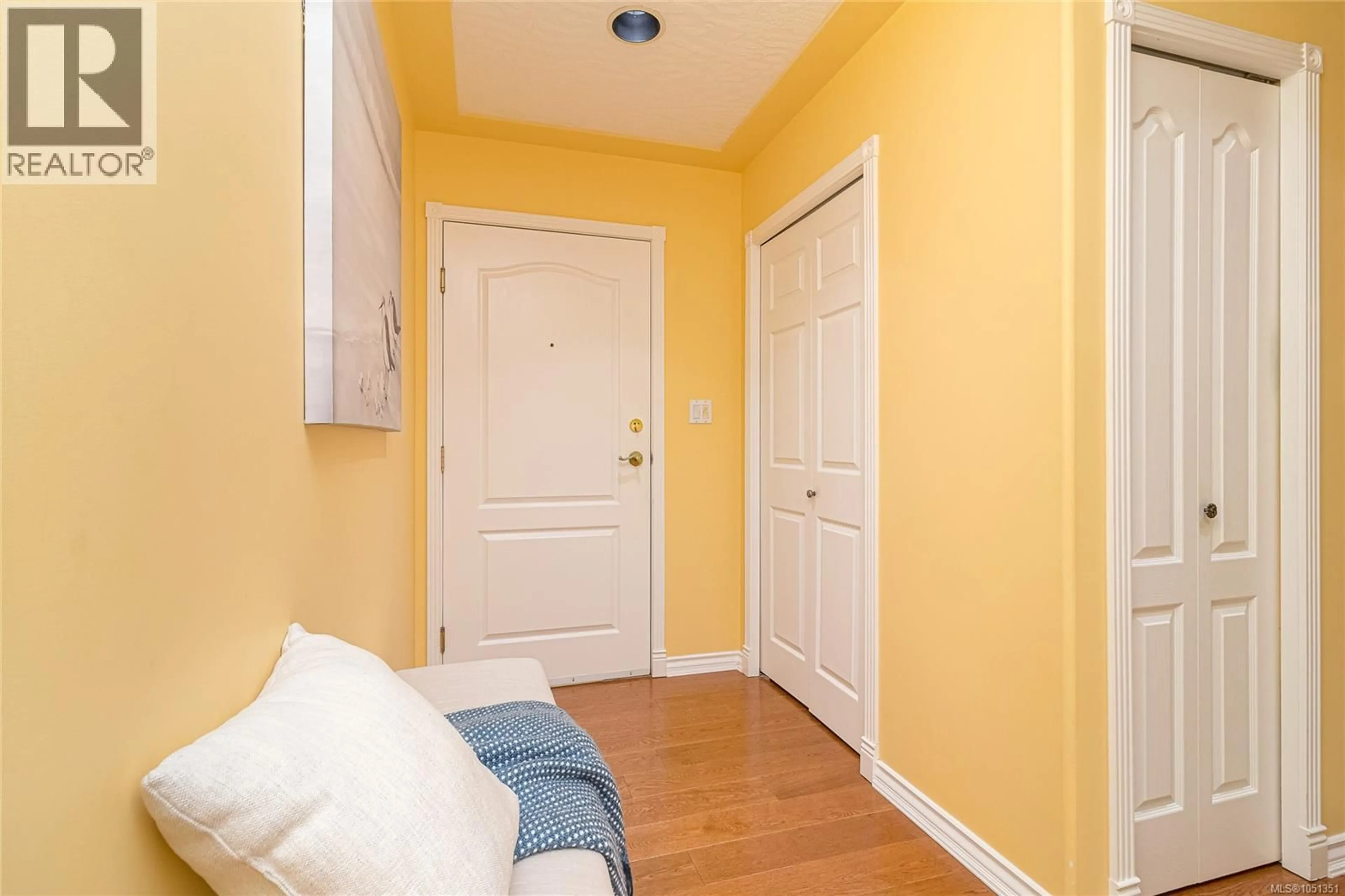 Indoor entryway for 201 - 9905 FIFTH STREET, Sidney British Columbia V8L2X6