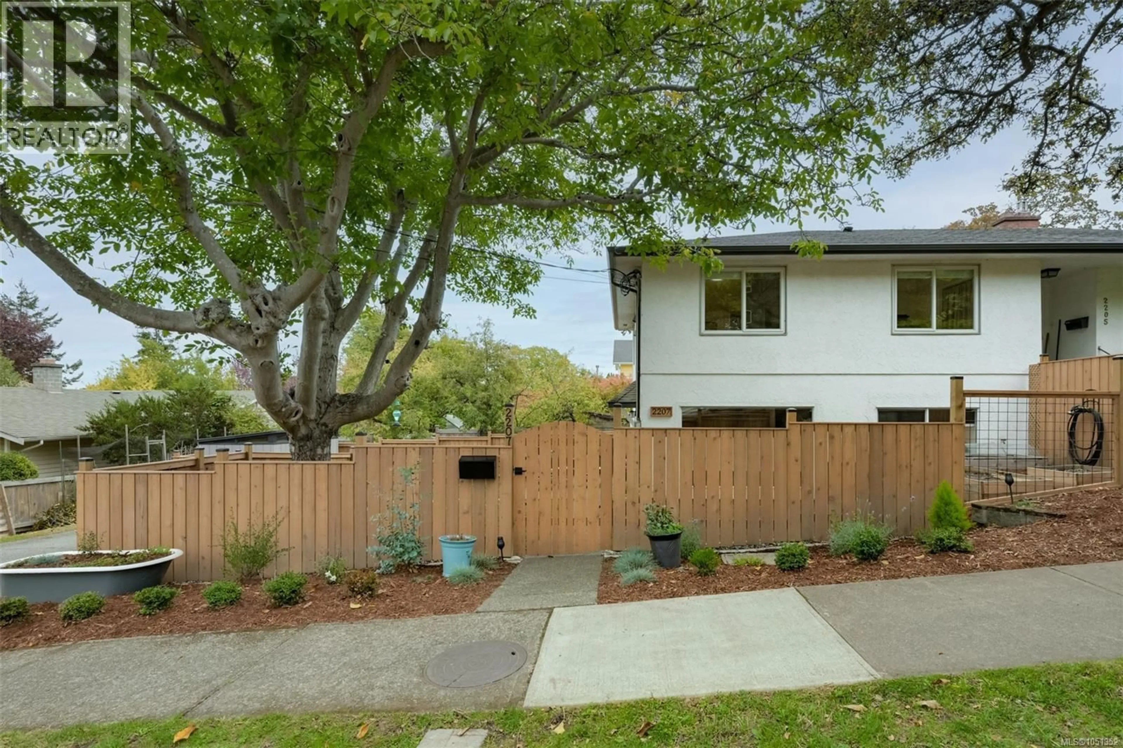 Unknown for 2207 VICTOR STREET, Victoria British Columbia V8R4C6
