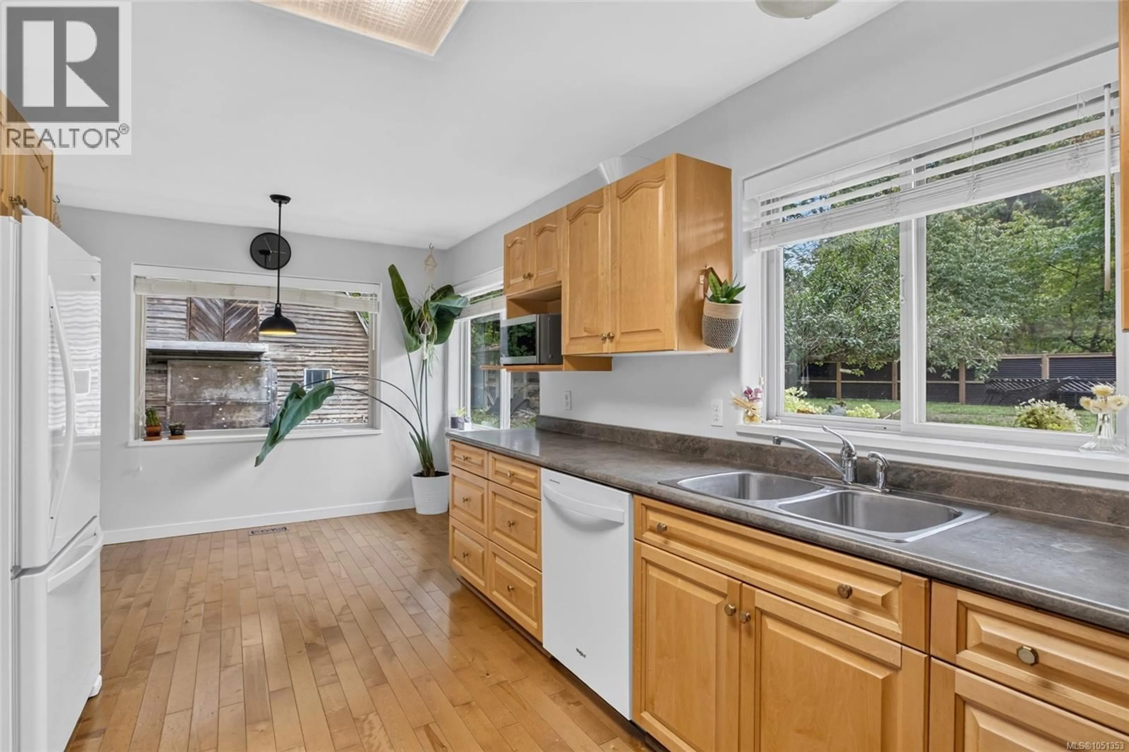 Open concept kitchen, unknown for 936 ARDEN ROAD, Courtenay British Columbia V9N9K3
