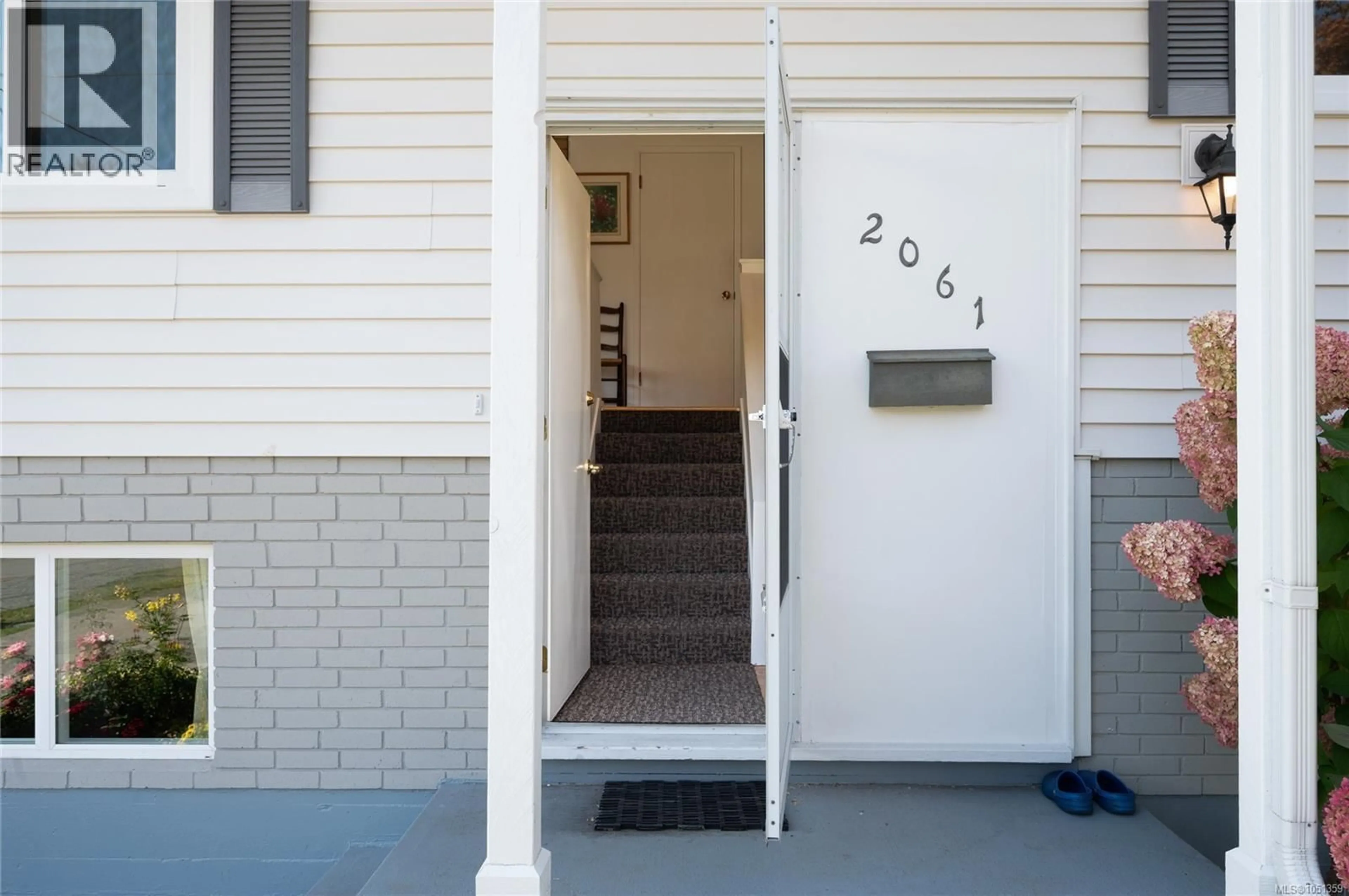 Indoor entryway for 2061 FOREST DRIVE, Nanaimo British Columbia V9S2R8