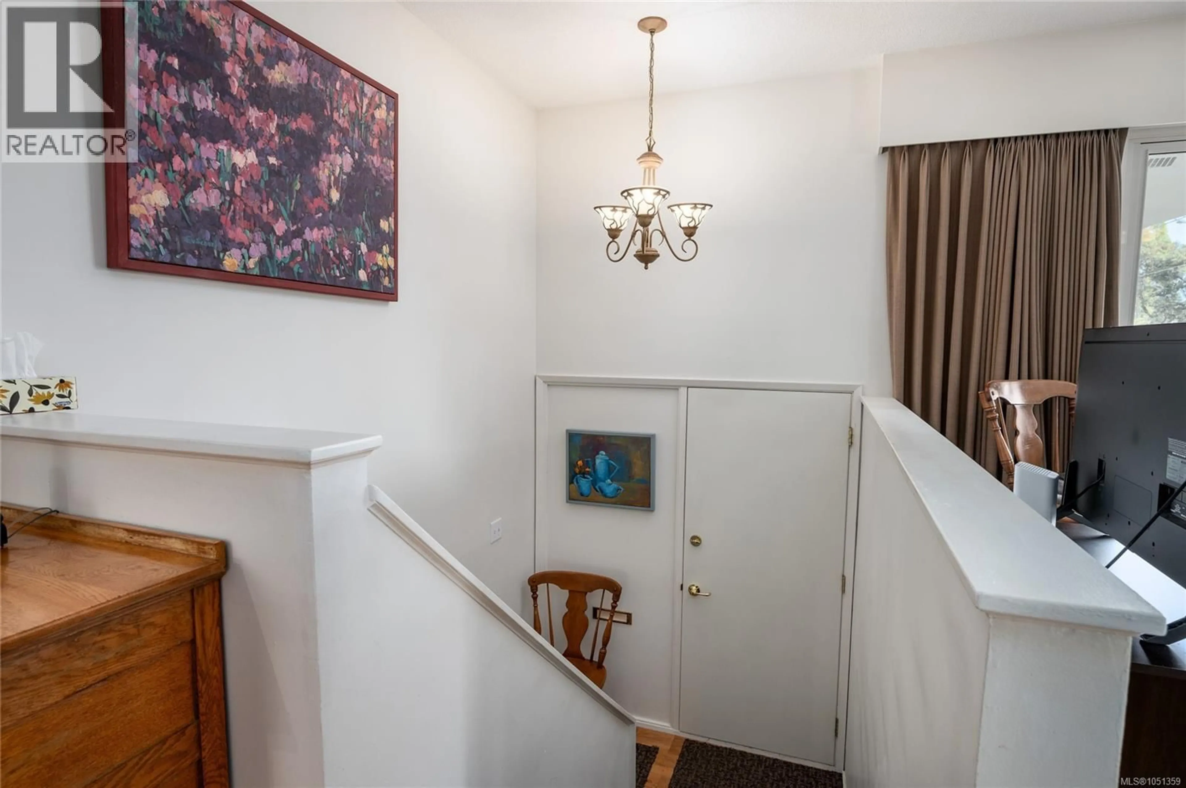 Indoor foyer for 2061 FOREST DRIVE, Nanaimo British Columbia V9S2R8