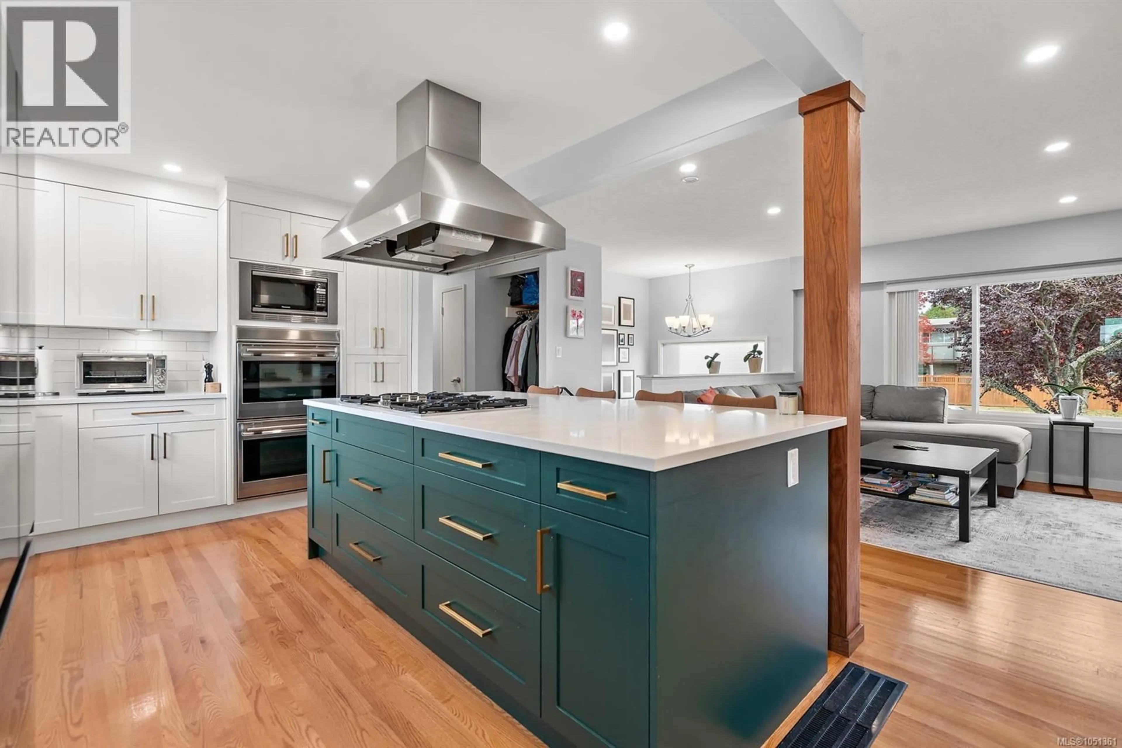 Contemporary kitchen, unknown for 3988 LARCHWOOD DRIVE, Saanich British Columbia V8N3P5