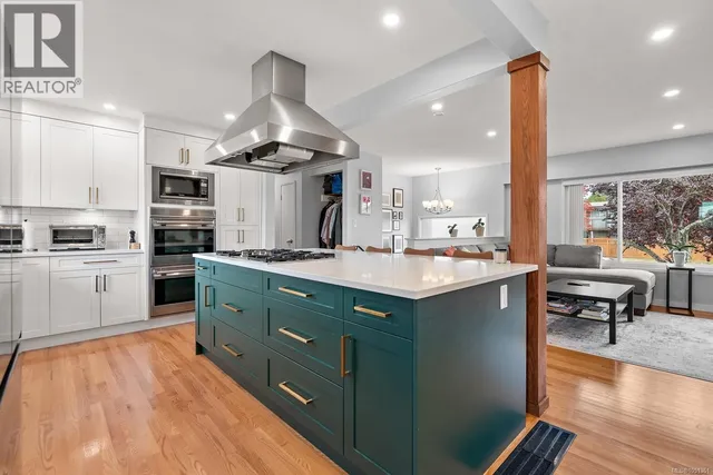 3988 LARCHWOOD DRIVE, Saanich 2