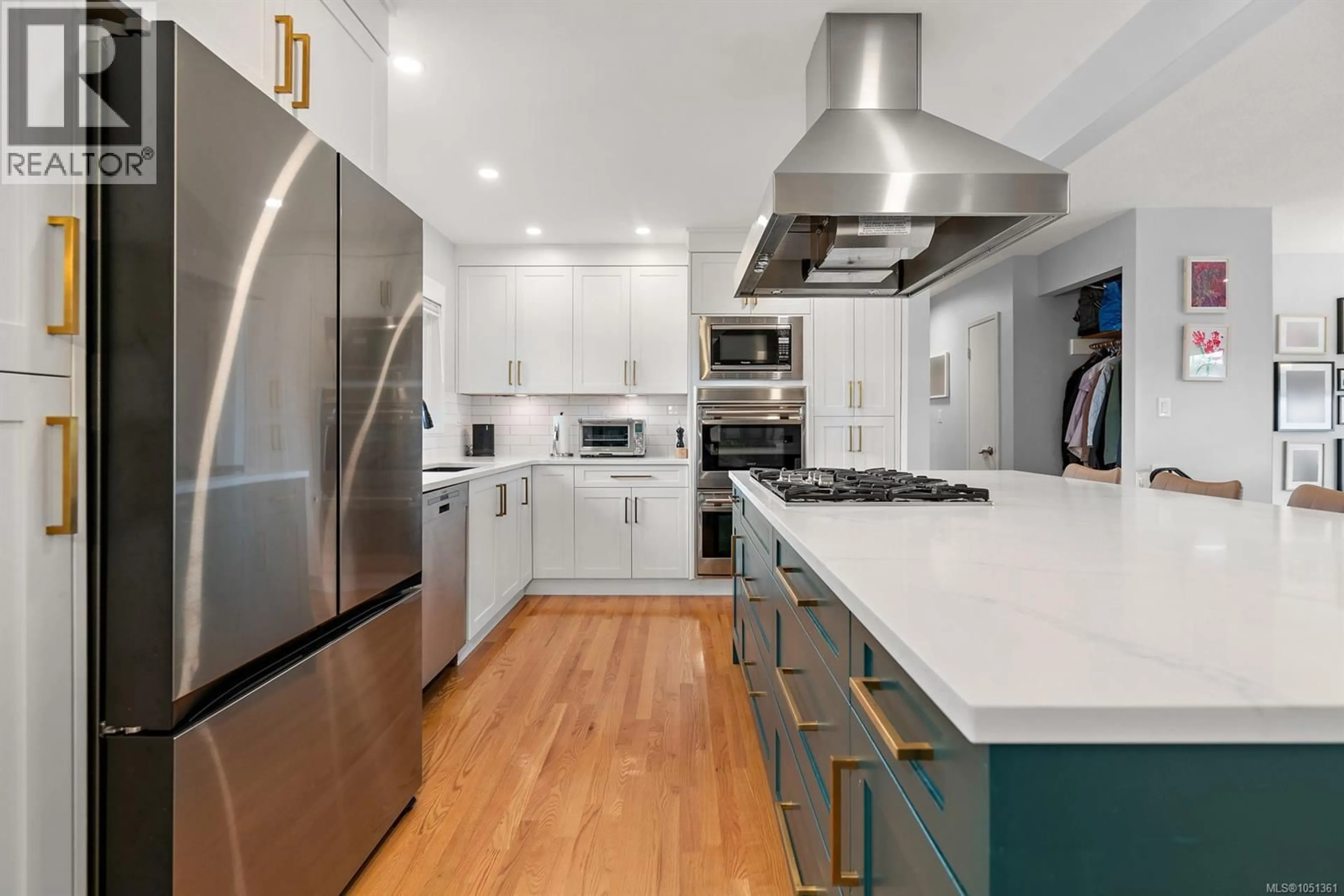 Contemporary kitchen, unknown for 3988 LARCHWOOD DRIVE, Saanich British Columbia V8N3P5