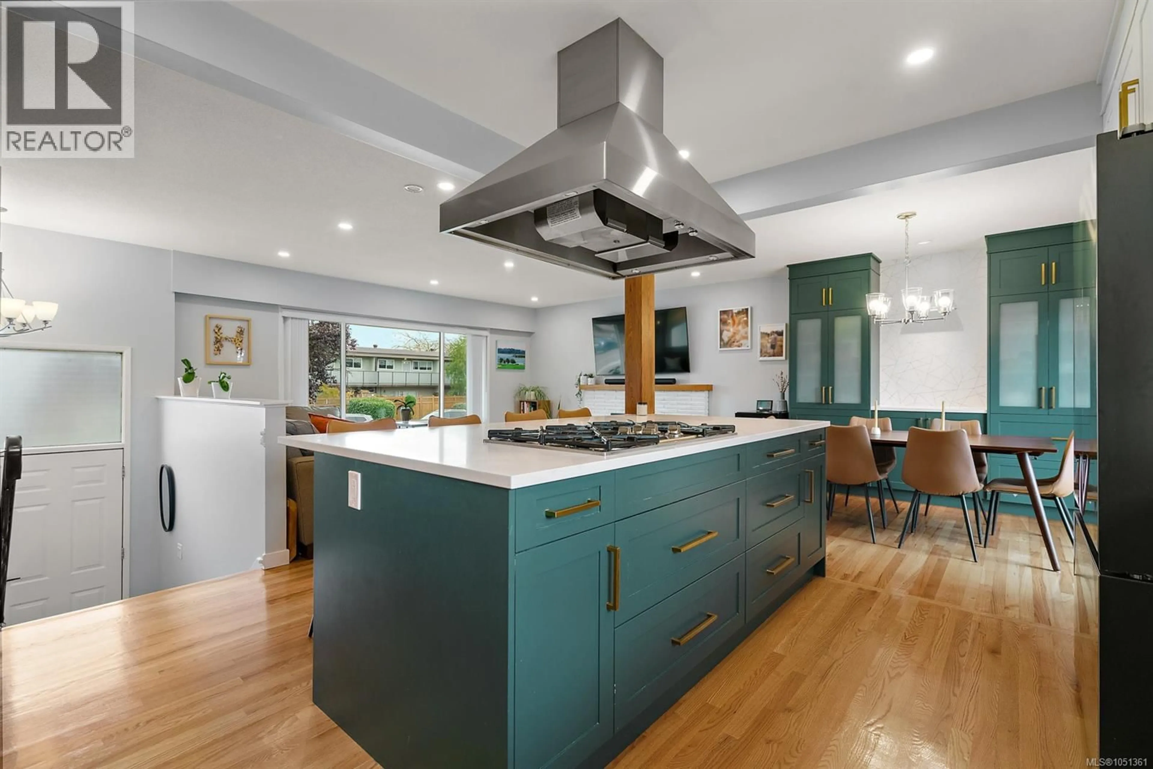 Open concept kitchen, unknown for 3988 LARCHWOOD DRIVE, Saanich British Columbia V8N3P5