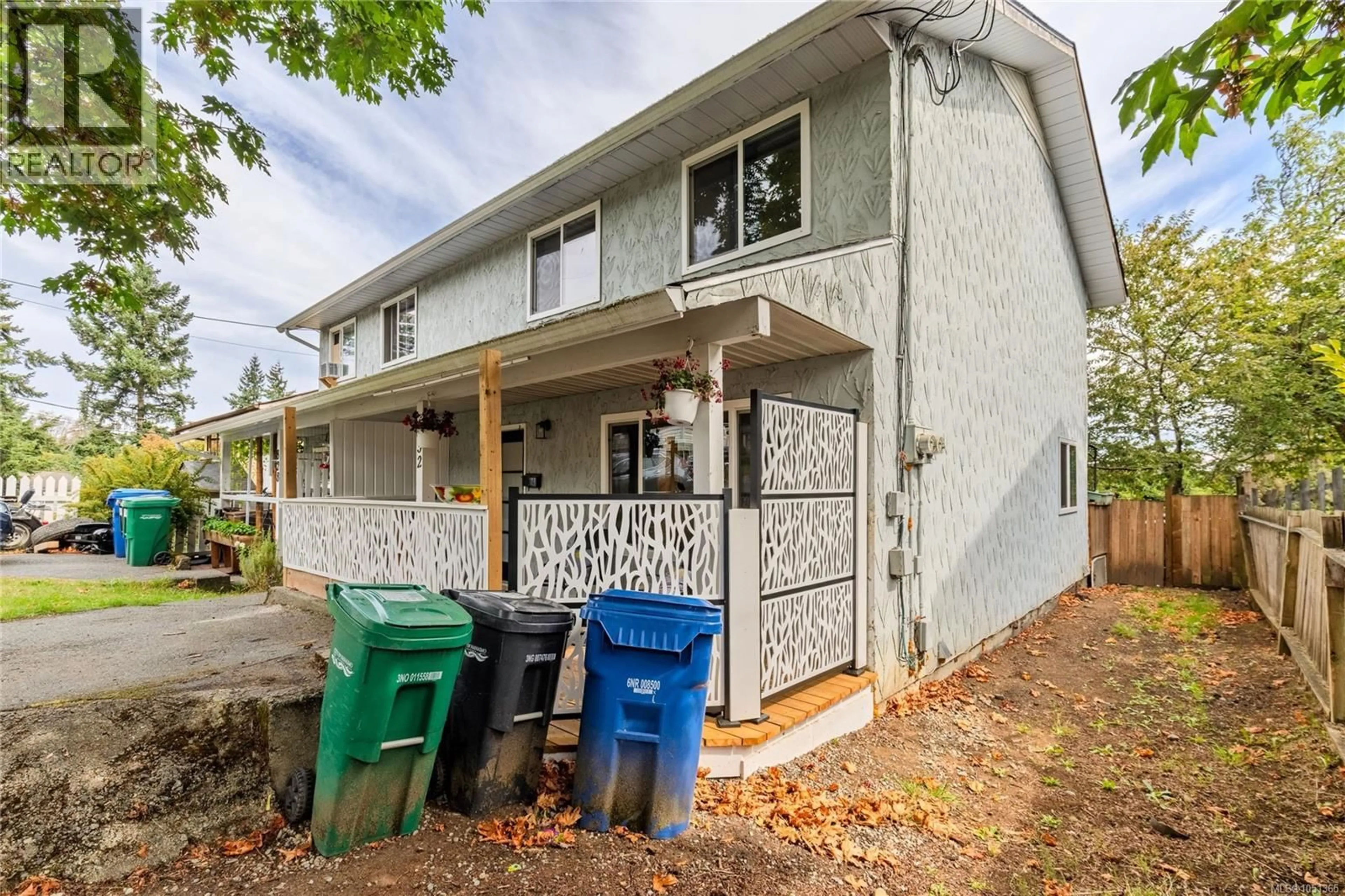 Home with vinyl exterior material, street for 832 HOLLY HILL ROAD, Nanaimo British Columbia V9R5T1