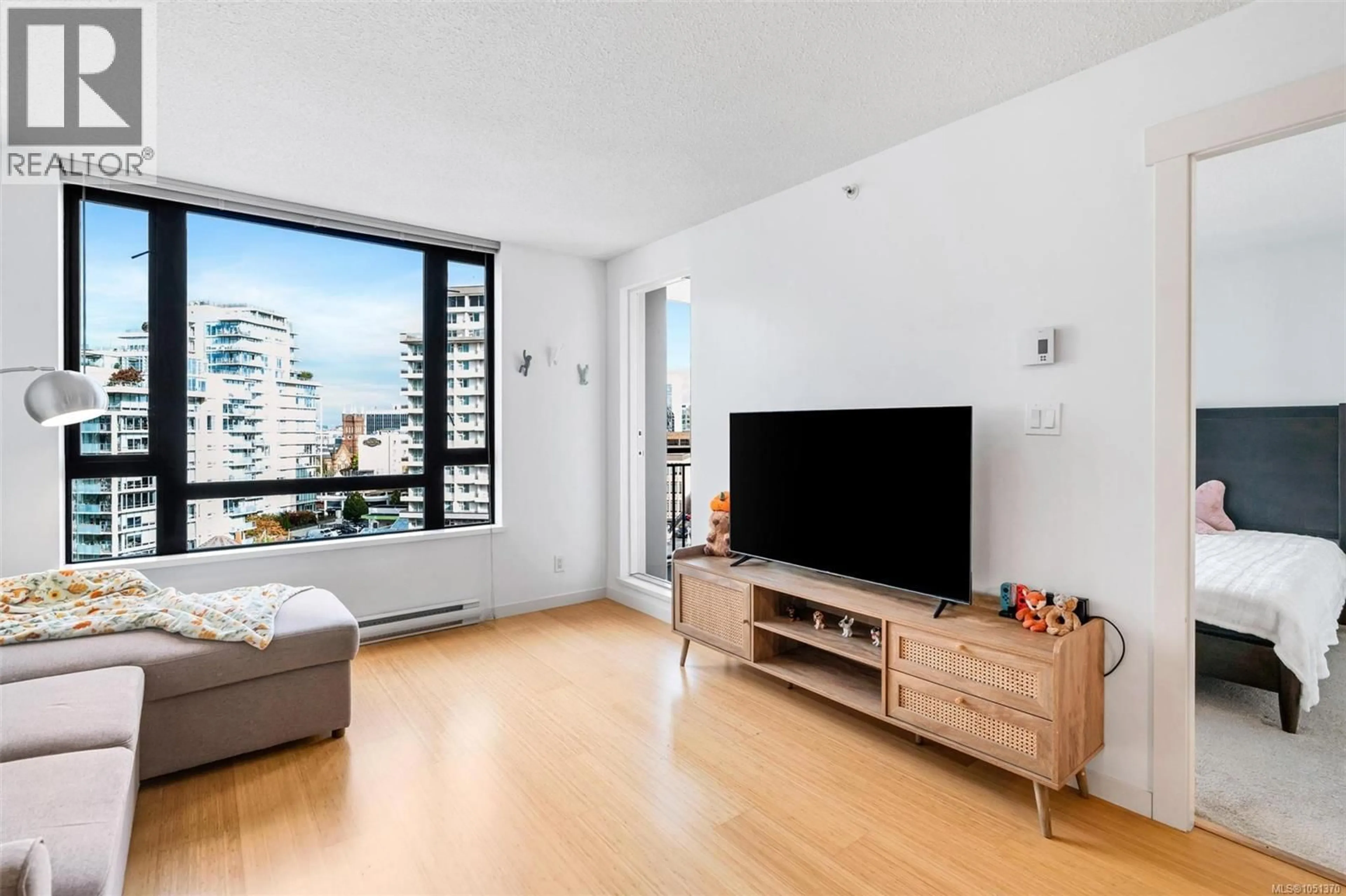 Living room with furniture, unknown for 1001 - 751 FAIRFIELD ROAD, Victoria British Columbia V8W4A4