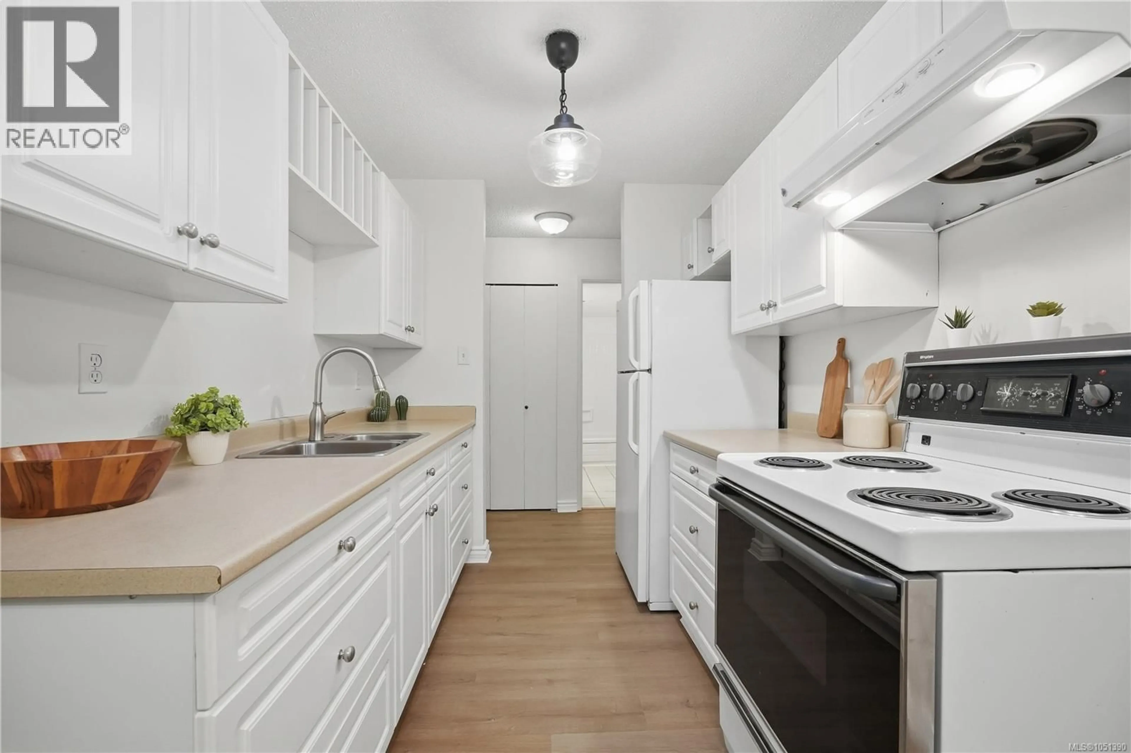 Standard kitchen, unknown for 411 - 909 PEMBROKE STREET, Victoria British Columbia V8T4Z5