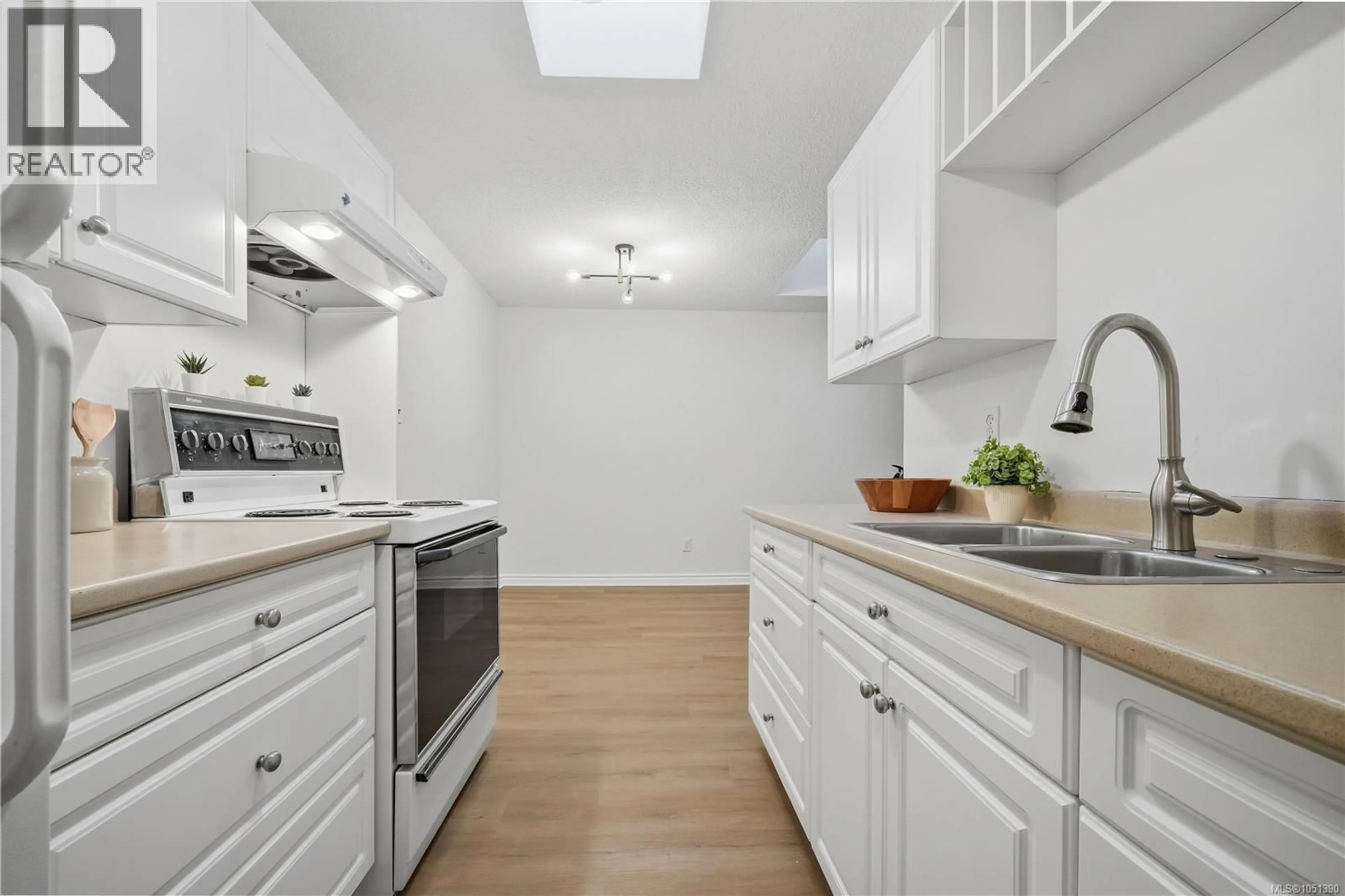 Standard kitchen, unknown for 411 - 909 PEMBROKE STREET, Victoria British Columbia V8T4Z5