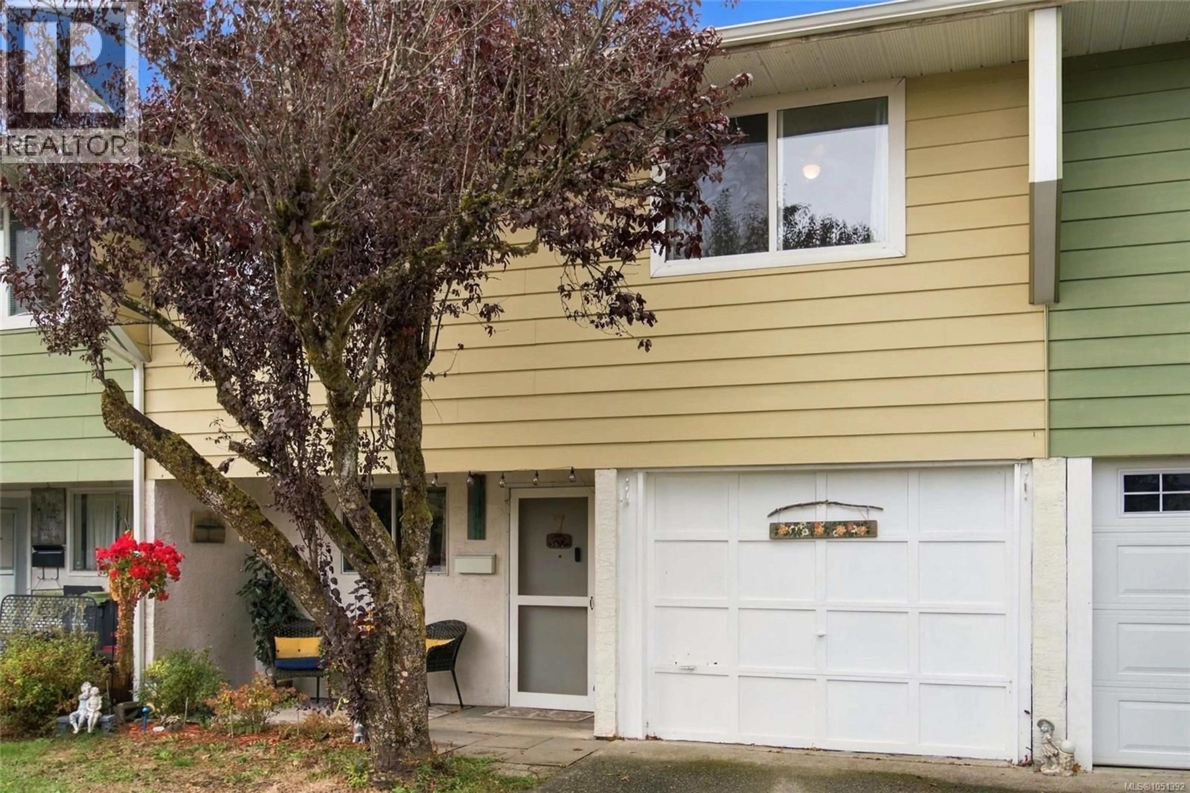 Home with vinyl exterior material, street for 7 - 961 TRUNK ROAD, Duncan British Columbia V9L2R9
