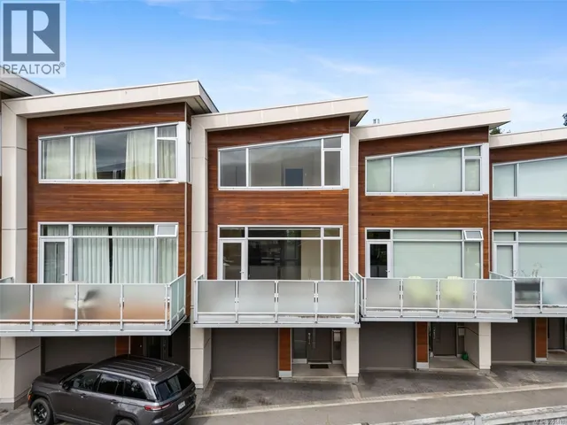 3 - 2830 IRMA STREET, Victoria 1
