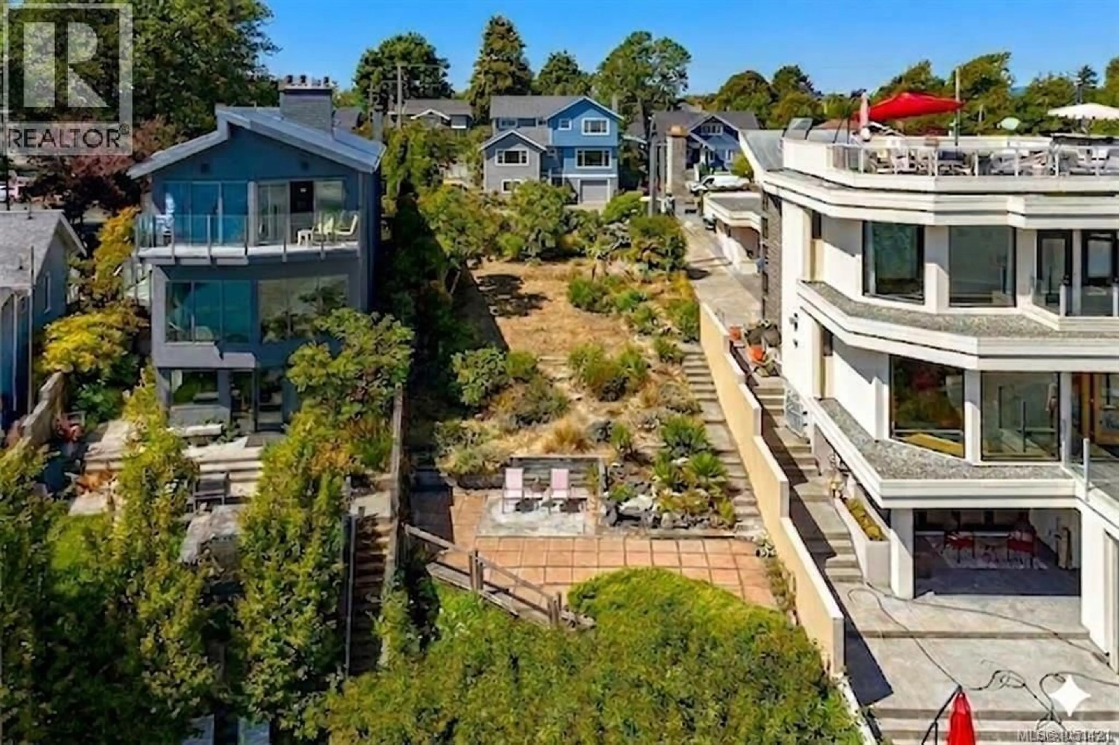 A pic from outside/outdoor area/front of a property/back of a property/a pic from drone, city buildings view from balcony for 157 ROBERTSON STREET, Victoria British Columbia V8S3X3