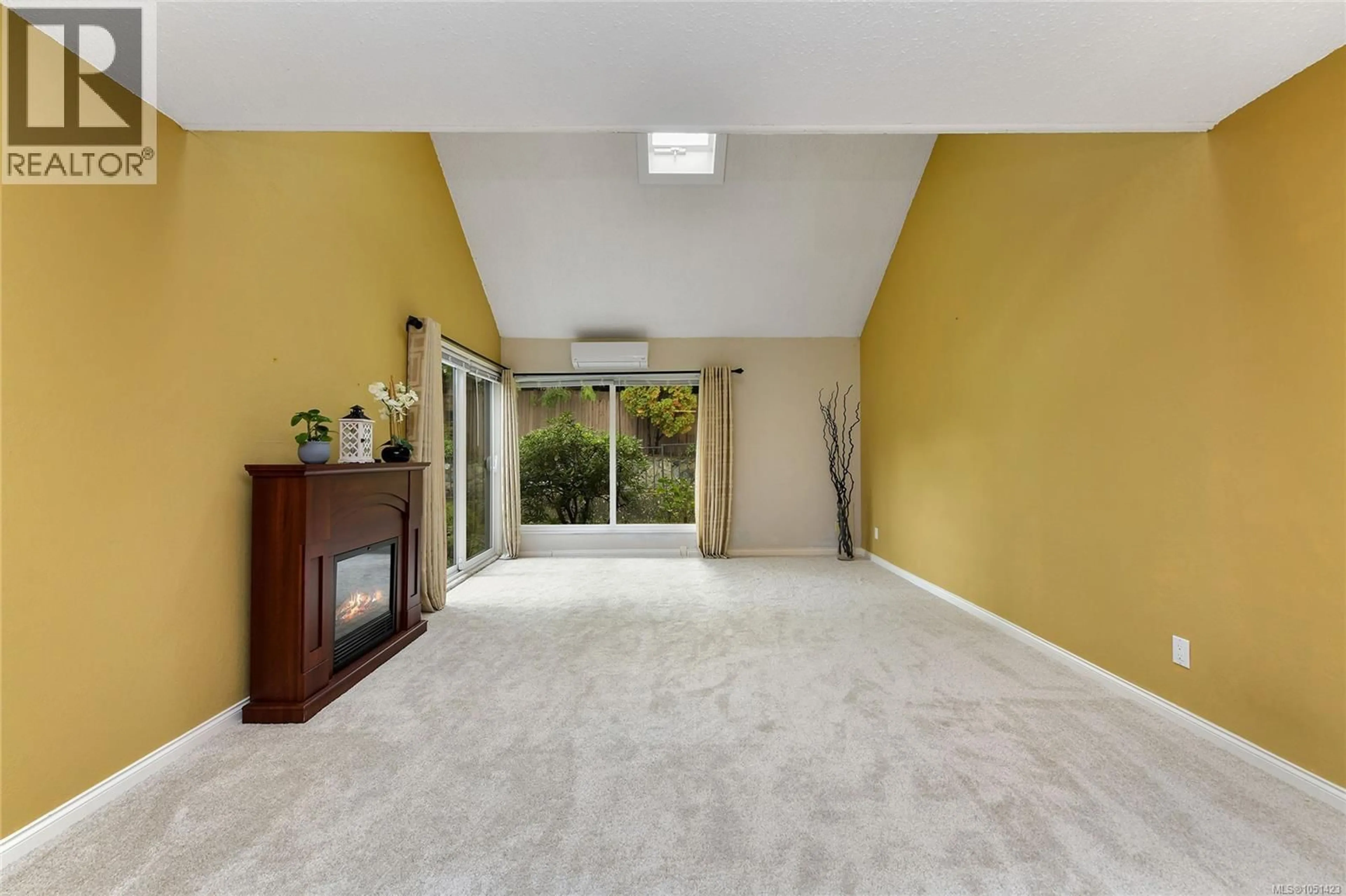 Indoor foyer for 2310 FERNWOOD ROAD, Victoria British Columbia V8T2Z5
