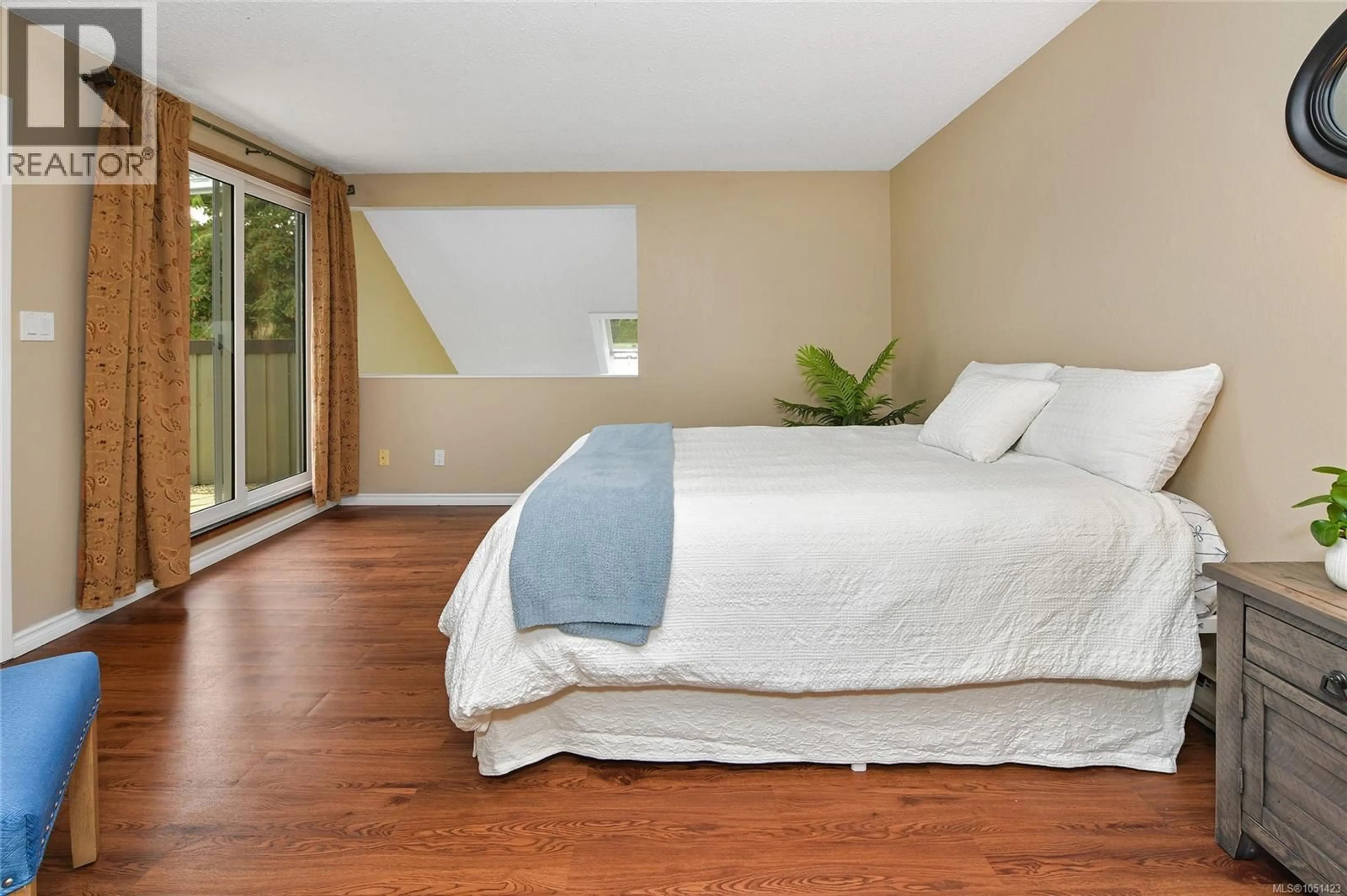 Bedroom with bed, wood/laminate floor for 2310 FERNWOOD ROAD, Victoria British Columbia V8T2Z5
