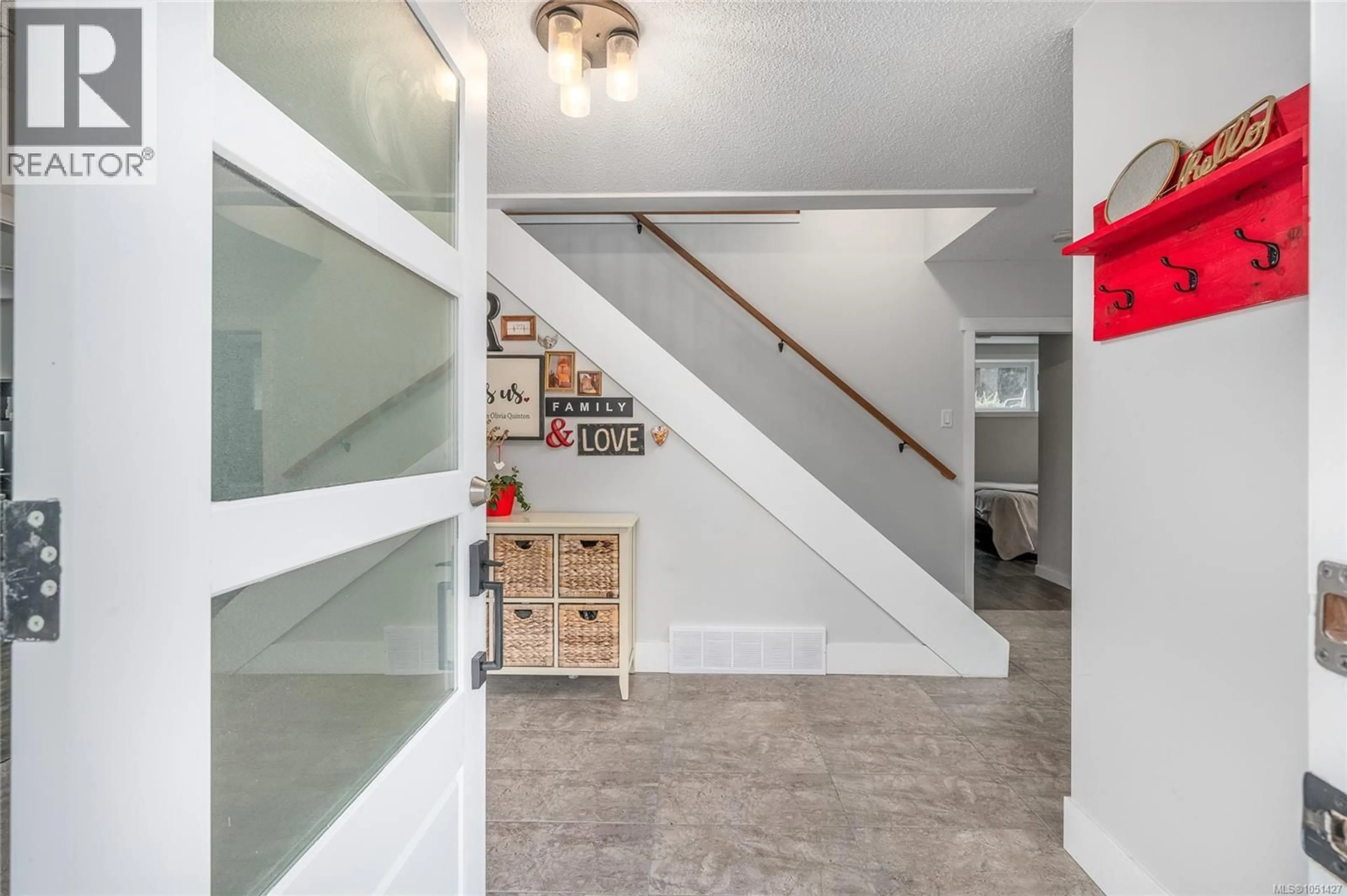 Indoor entryway for 262 VILLA ROAD, Nanaimo British Columbia V9T2P5