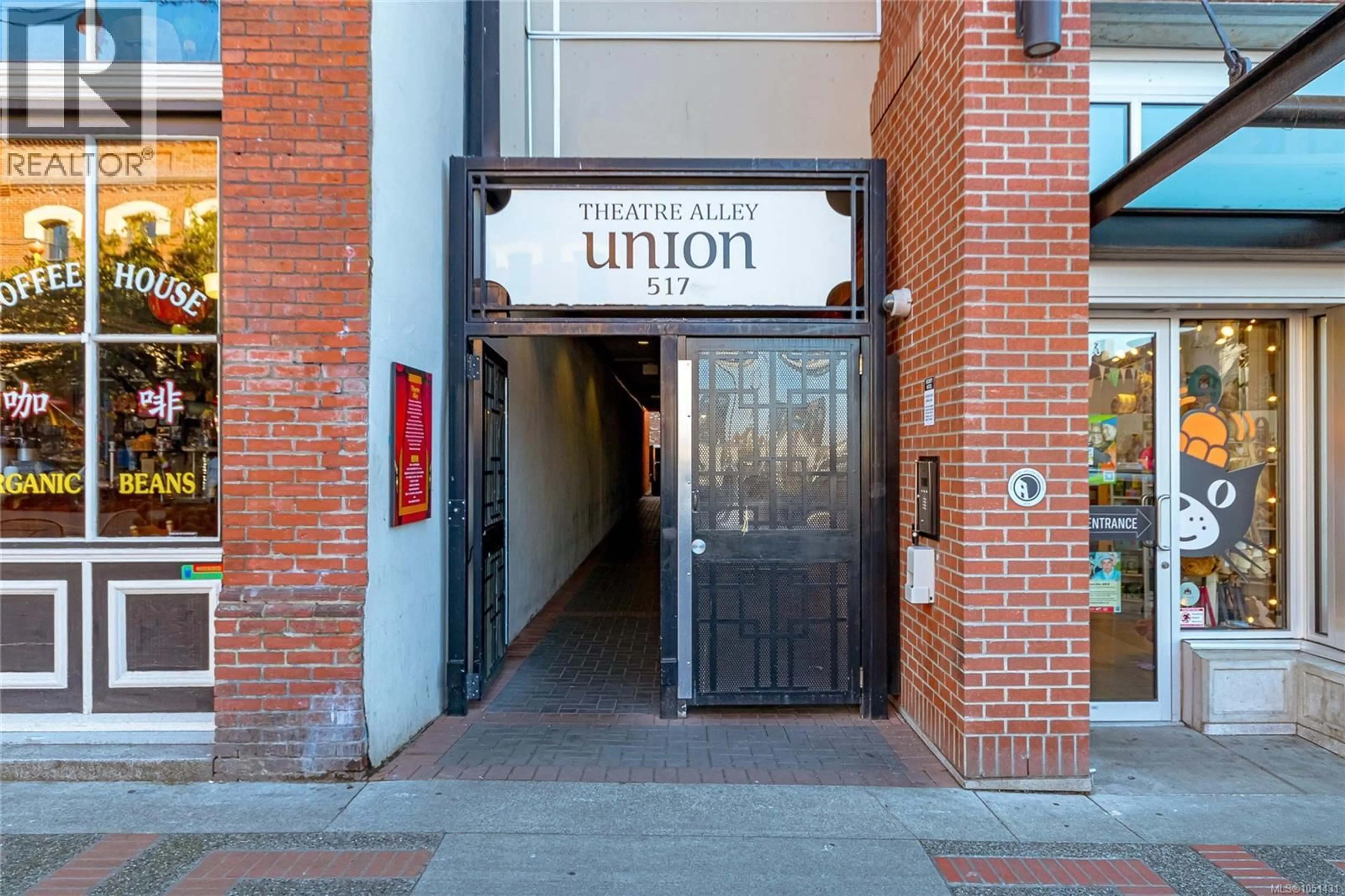 Indoor foyer for 501 - 517 FISGARD STREET, Victoria British Columbia V8W0C5
