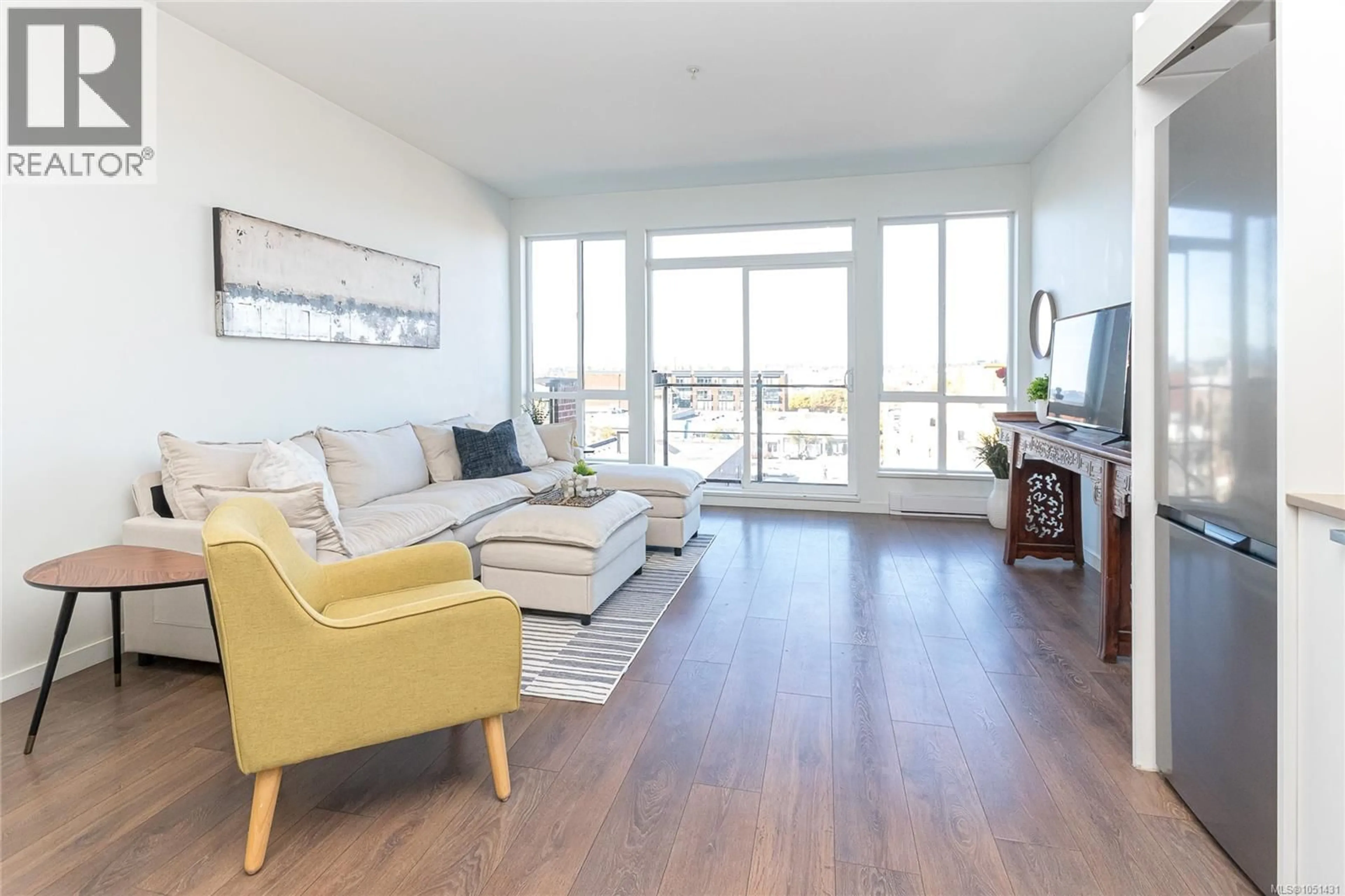 Living room with furniture, wood/laminate floor for 501 - 517 FISGARD STREET, Victoria British Columbia V8W0C5