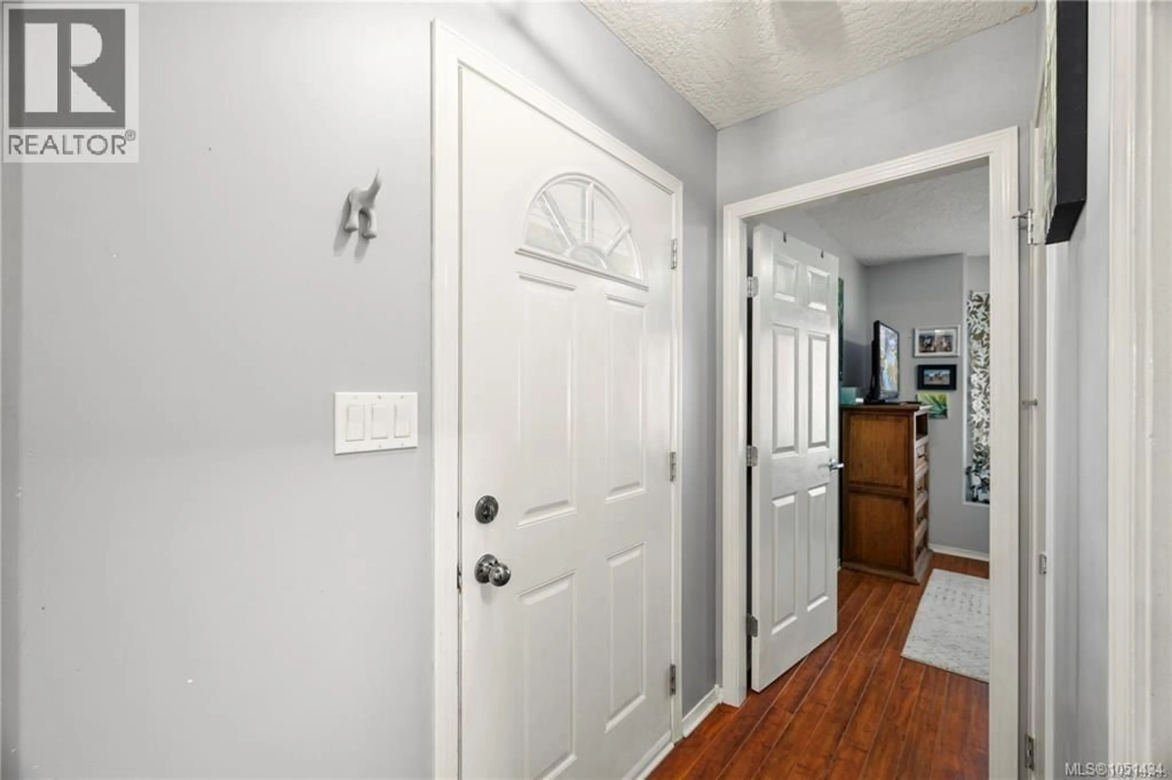 Indoor entryway for 57 - 7570 TETAYUT ROAD, Central Saanich British Columbia V8M2H4