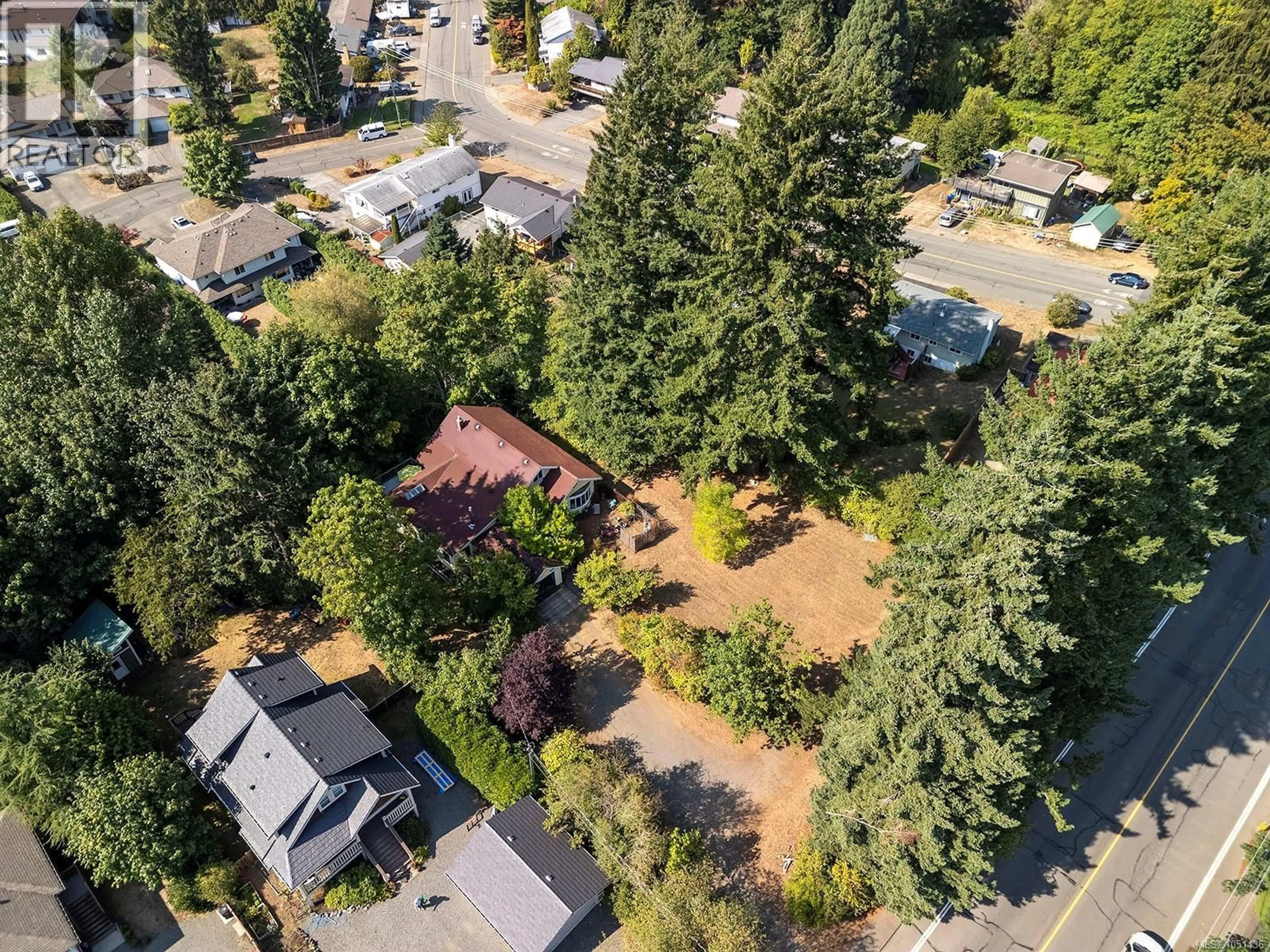 A pic from outside/outdoor area/front of a property/back of a property/a pic from drone, street for 1185 5TH STREET, Courtenay British Columbia V9N1L7