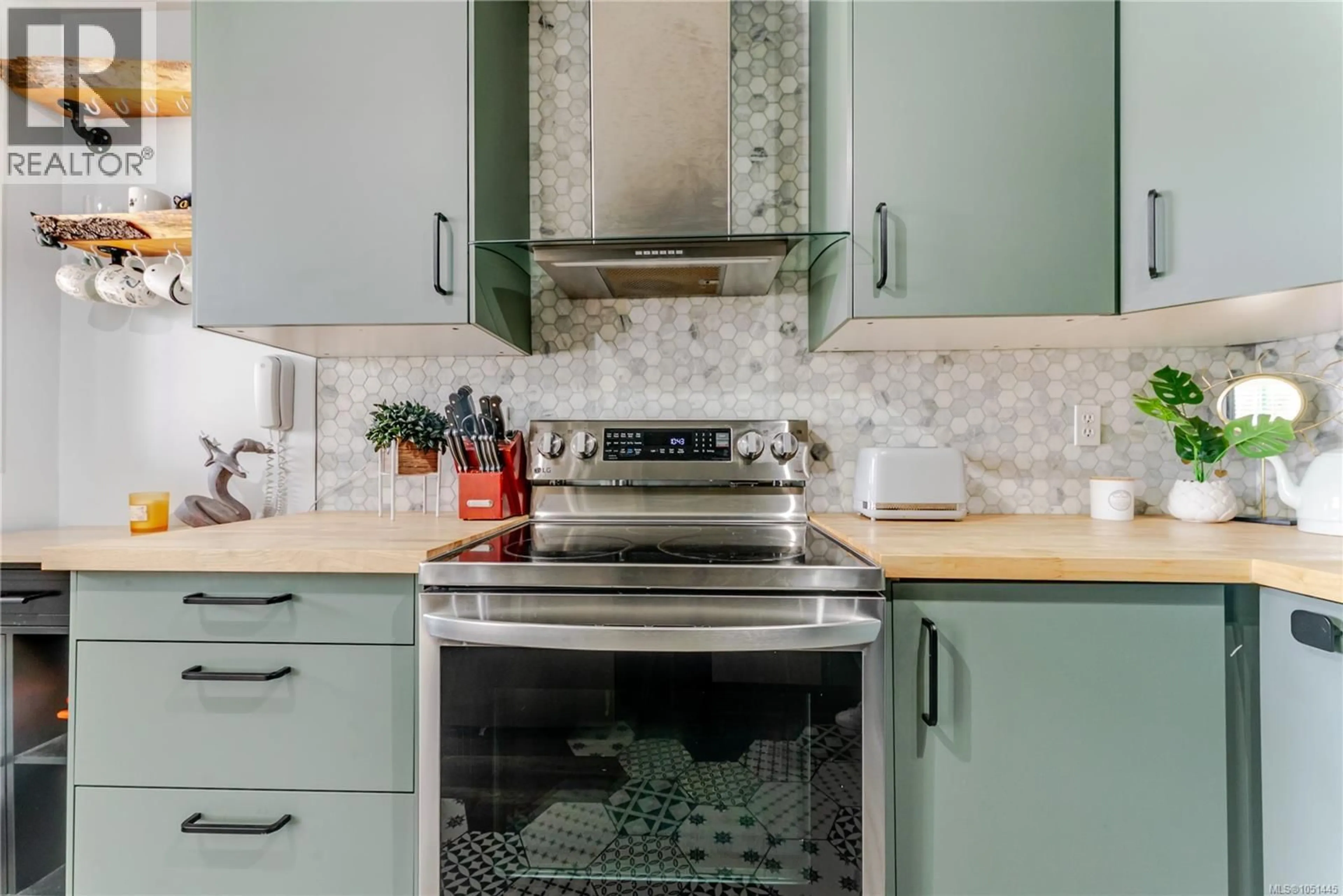 Contemporary kitchen, ceramic/tile floor for 203 - 3460 QUADRA STREET, Saanich British Columbia V8J1G6