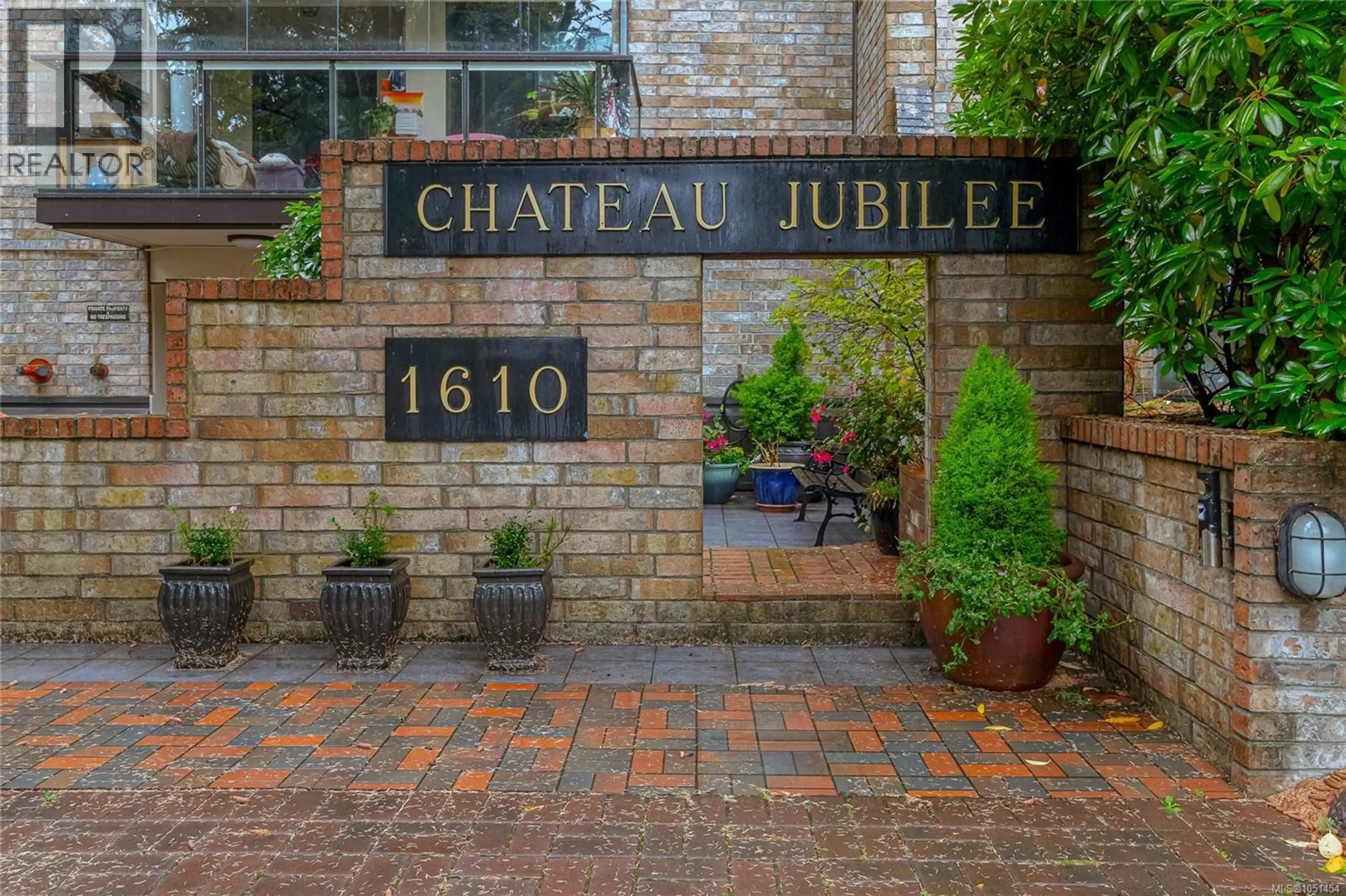 Patio, street for 205 - 1610 JUBILEE AVENUE, Victoria British Columbia V8R6P3