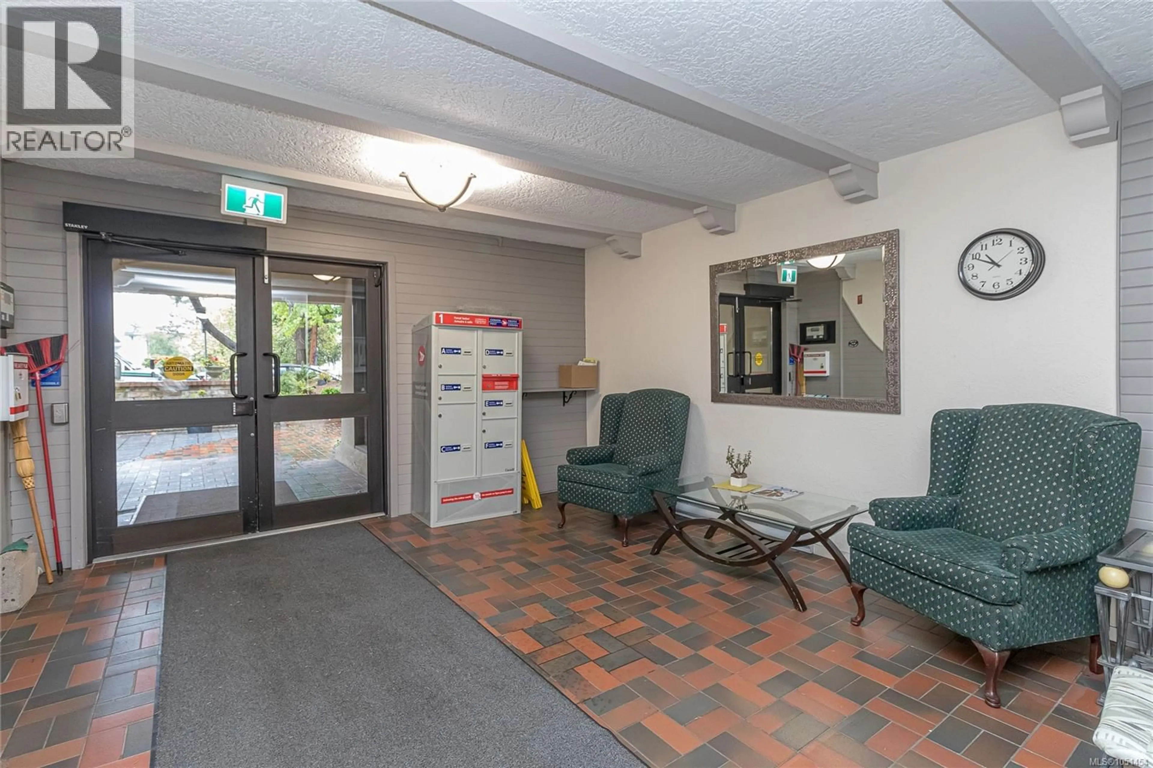 Indoor foyer for 205 - 1610 JUBILEE AVENUE, Victoria British Columbia V8R6P3