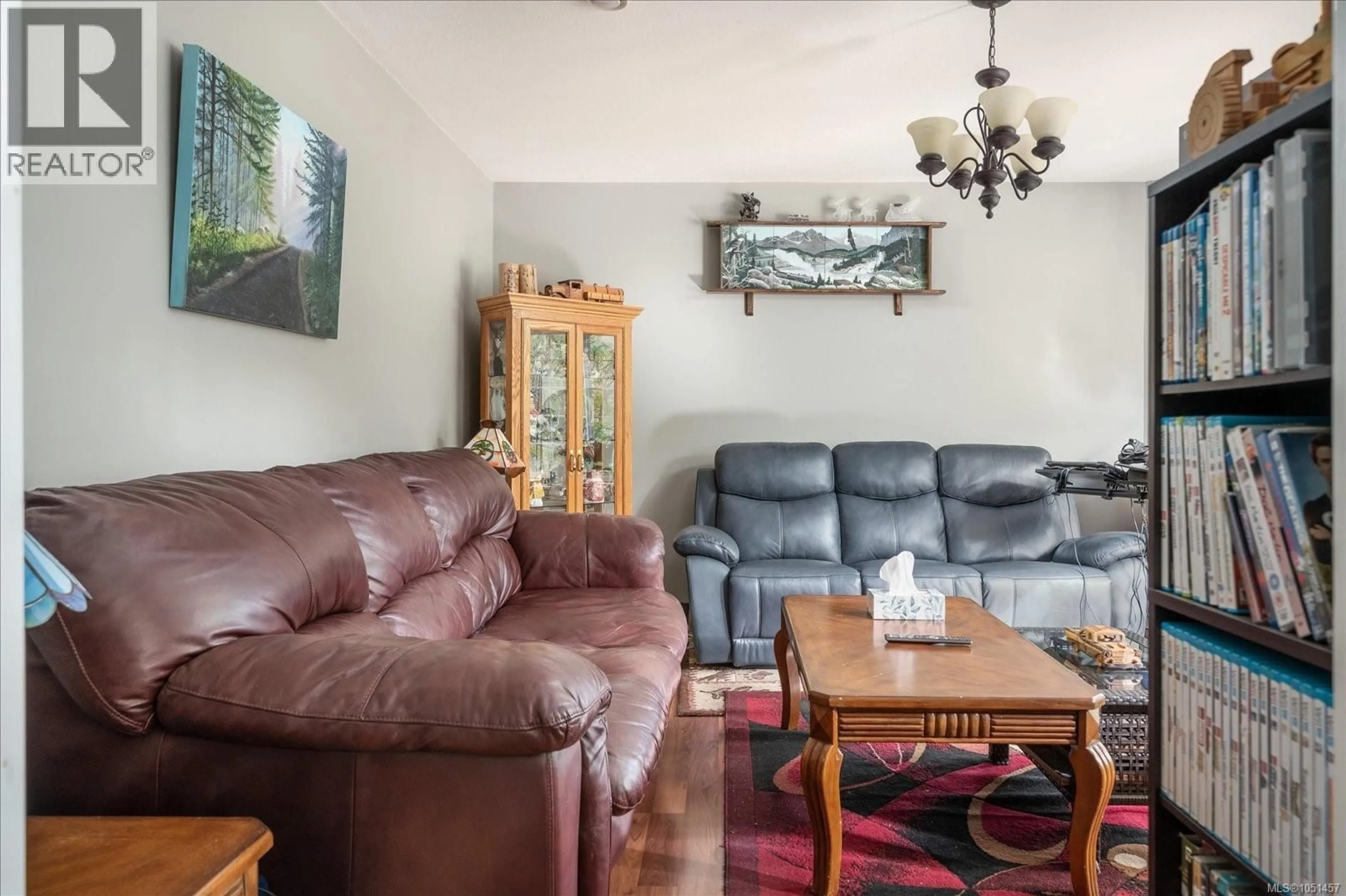 Living room with furniture, wood/laminate floor for 555 HOOPER PLACE, Ladysmith British Columbia V9G1W5