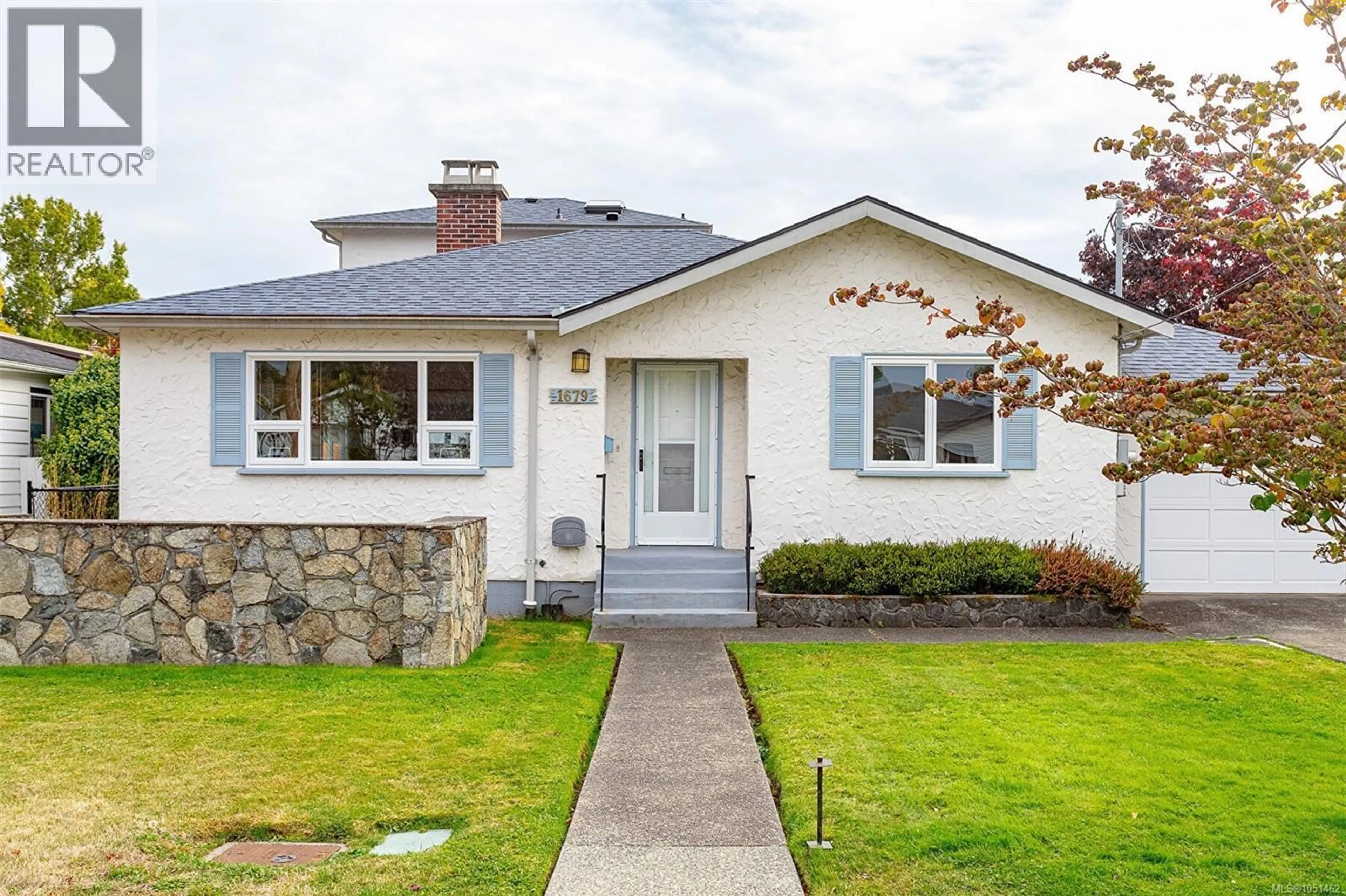 Home with vinyl exterior material, street for 1679 FREEMAN AVENUE, Saanich British Columbia V8P1P5