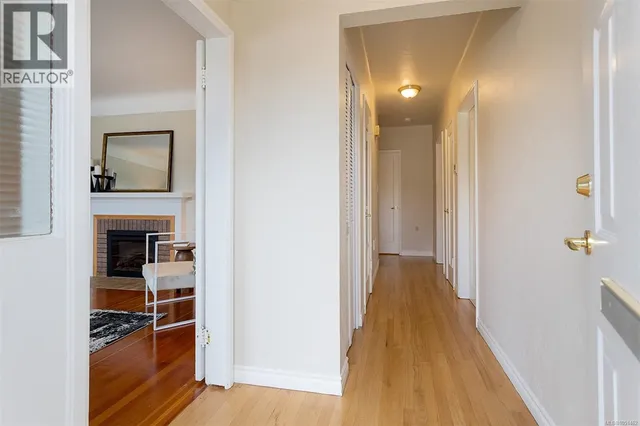 1679 FREEMAN AVENUE, Saanich 3