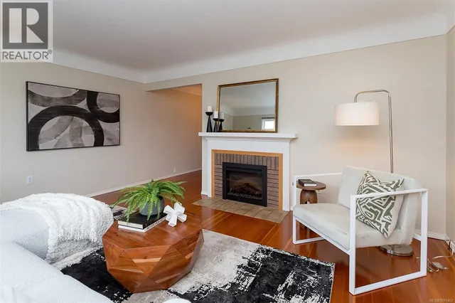 1679 FREEMAN AVENUE, Saanich 4