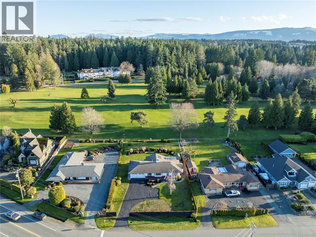 260 ELIZABETH AVENUE, Qualicum Beach 2