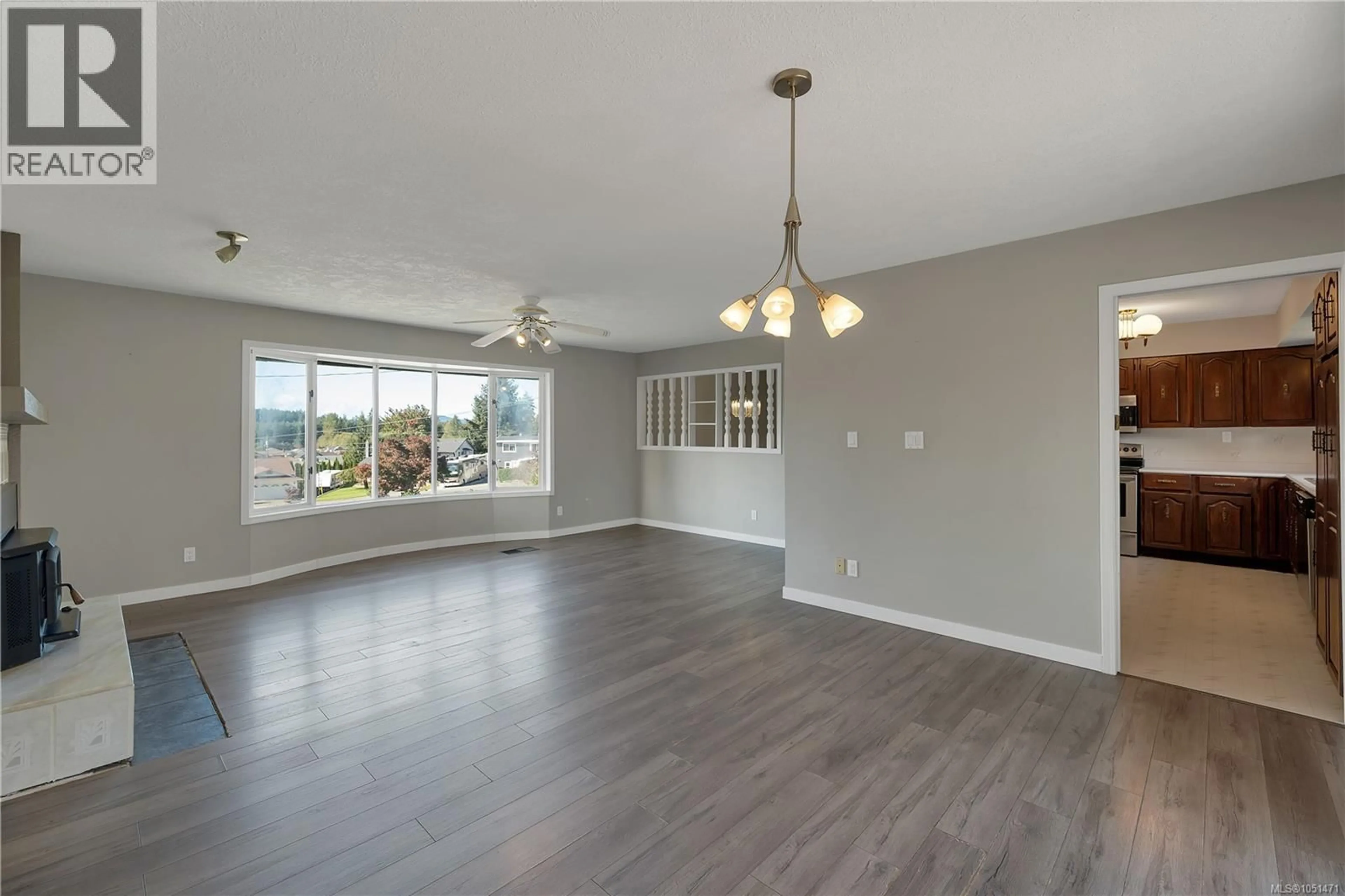 Living room with furniture, wood/laminate floor for 531 SAVARY CRESCENT, Campbell River British Columbia V9W6V7