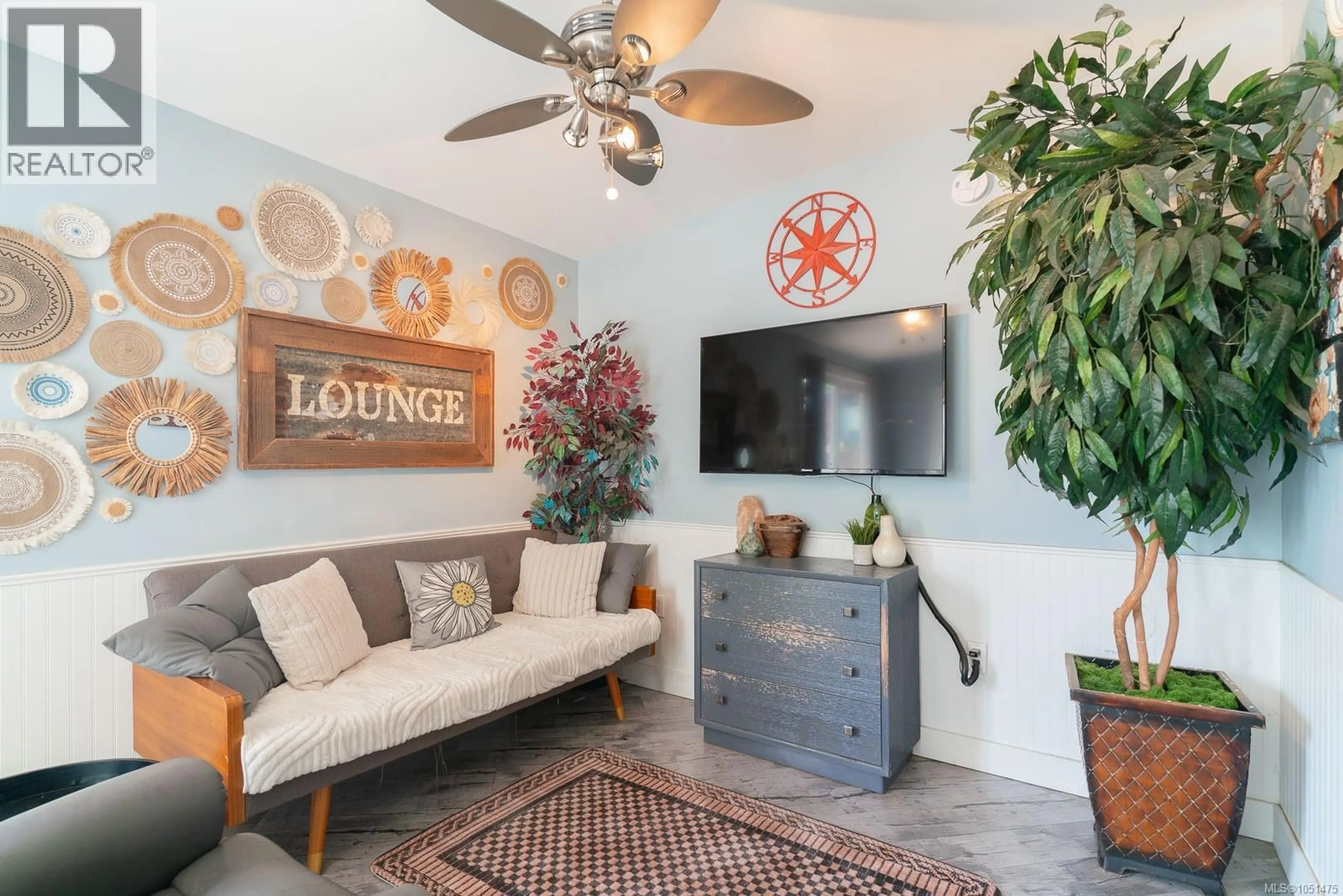 Living room with furniture, wood/laminate floor for 14 - 4837 ROGER STREET, Port Alberni British Columbia V9Y3Z1