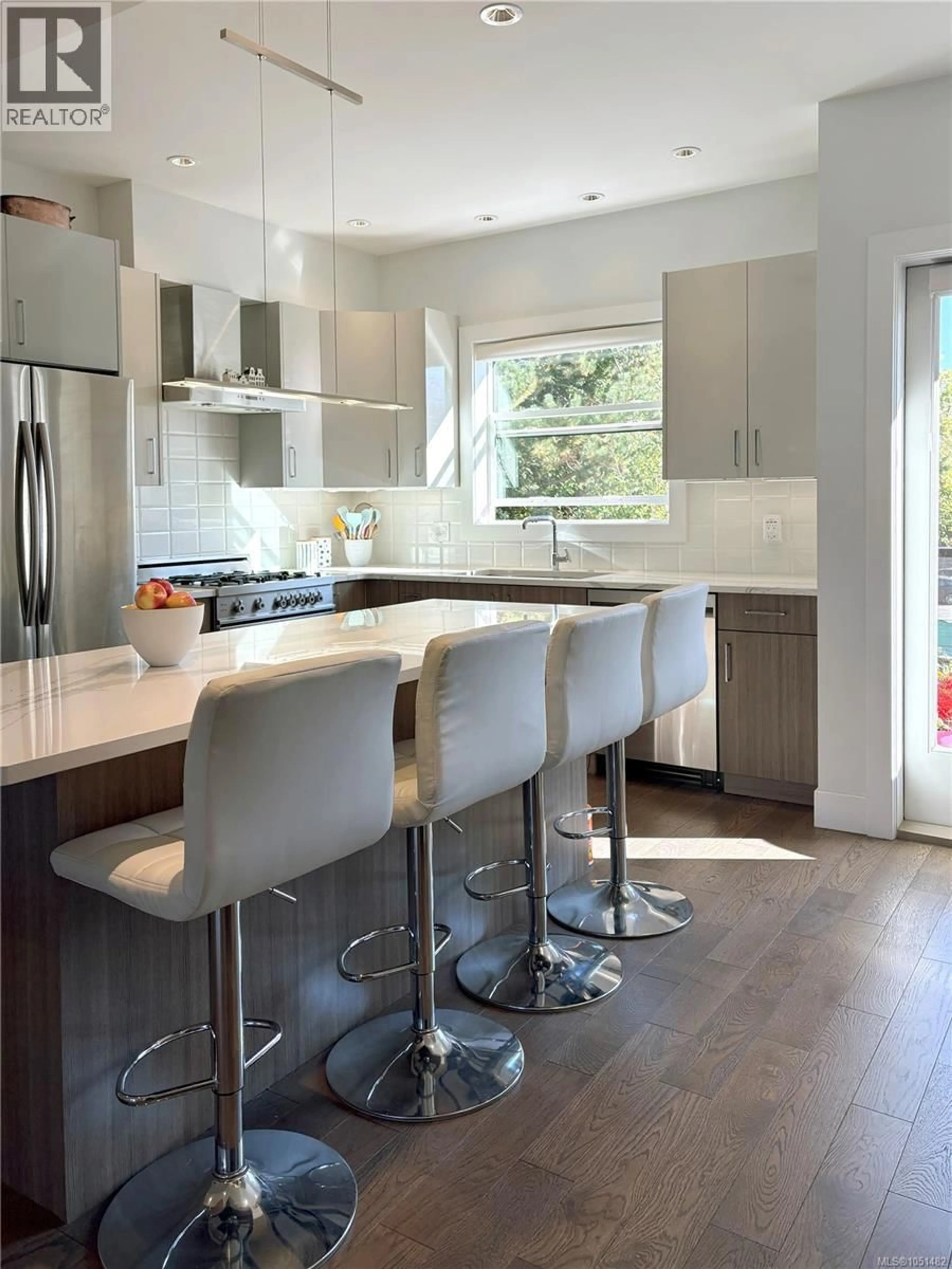 Contemporary kitchen, unknown for 104 - 3999 CEDAR HILL ROAD, Saanich British Columbia V8P3B5