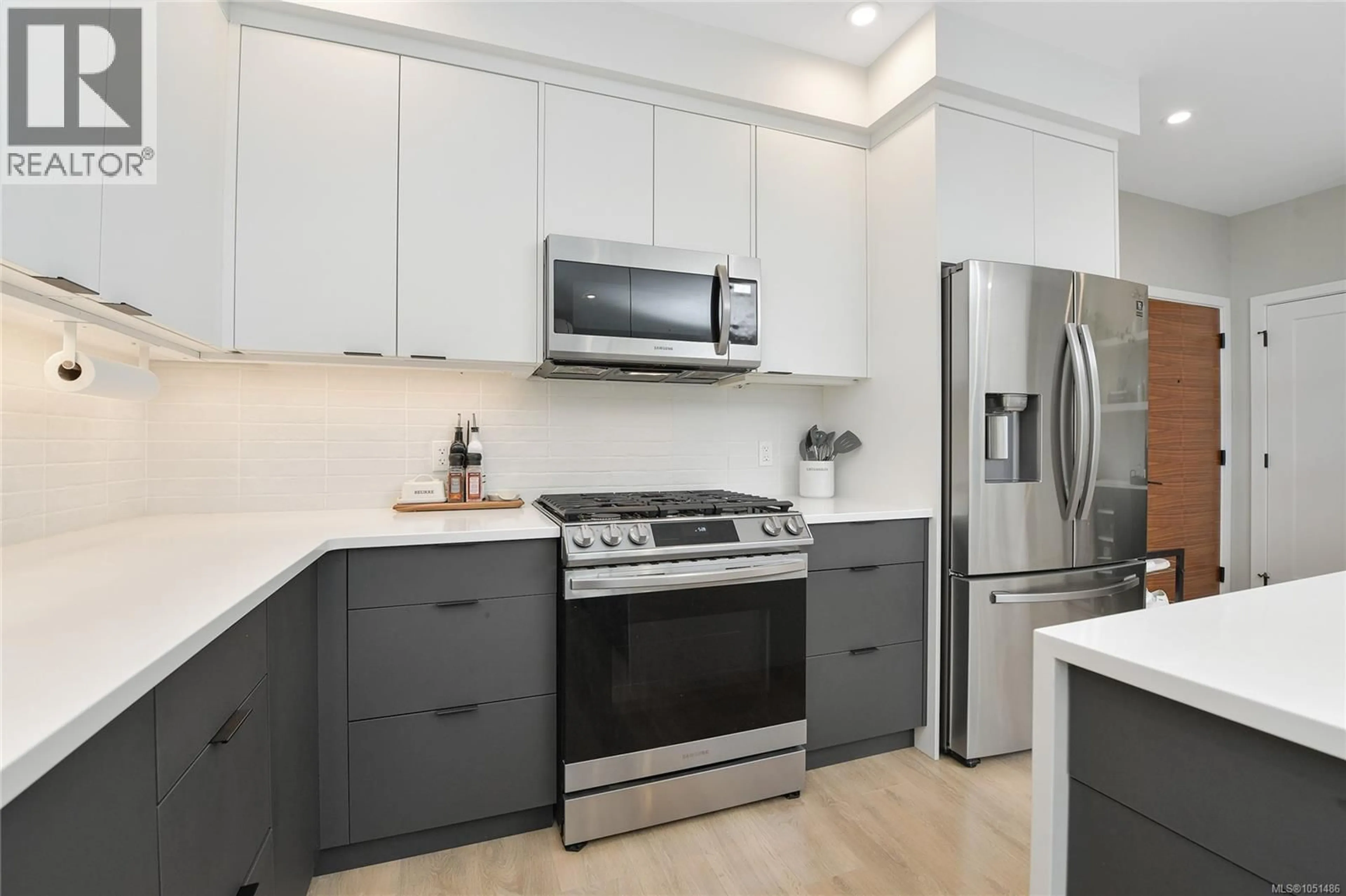 Contemporary kitchen, unknown for 404 - 967 WHIRLAWAY CRESCENT, Langford British Columbia V9B6W6