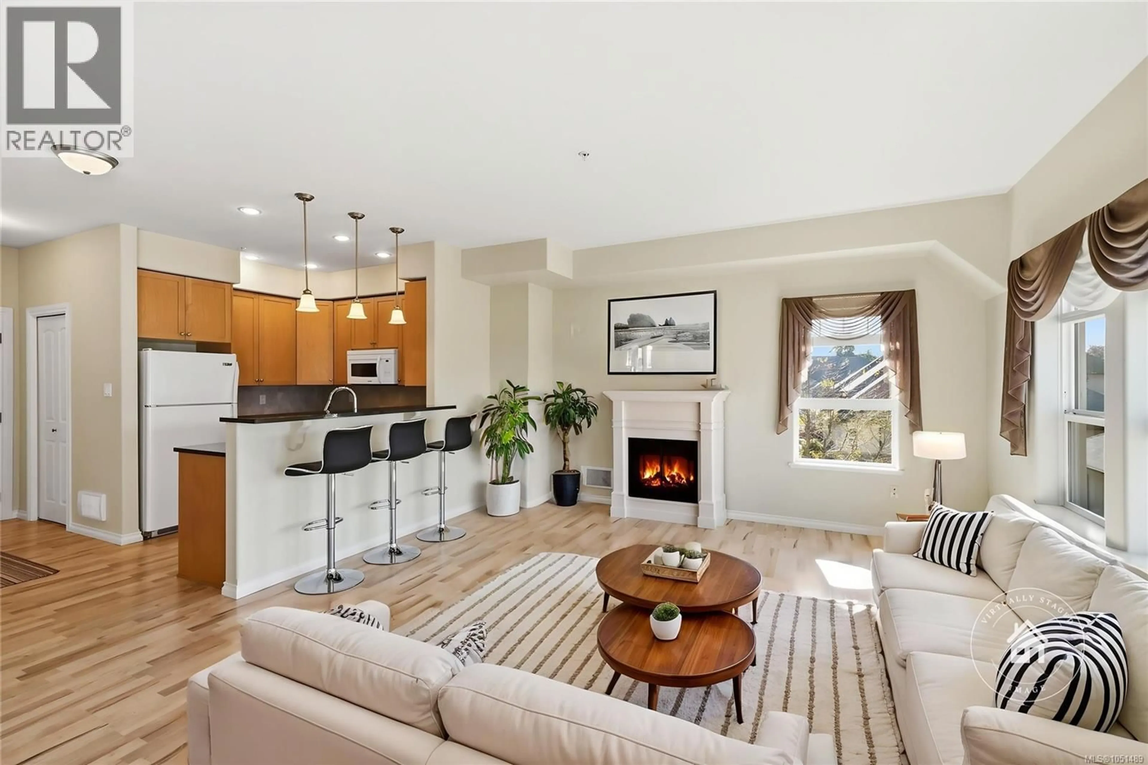 Living room with furniture, unknown for 211 - 399 WEMBLEY ROAD, Parksville British Columbia V9P0A6