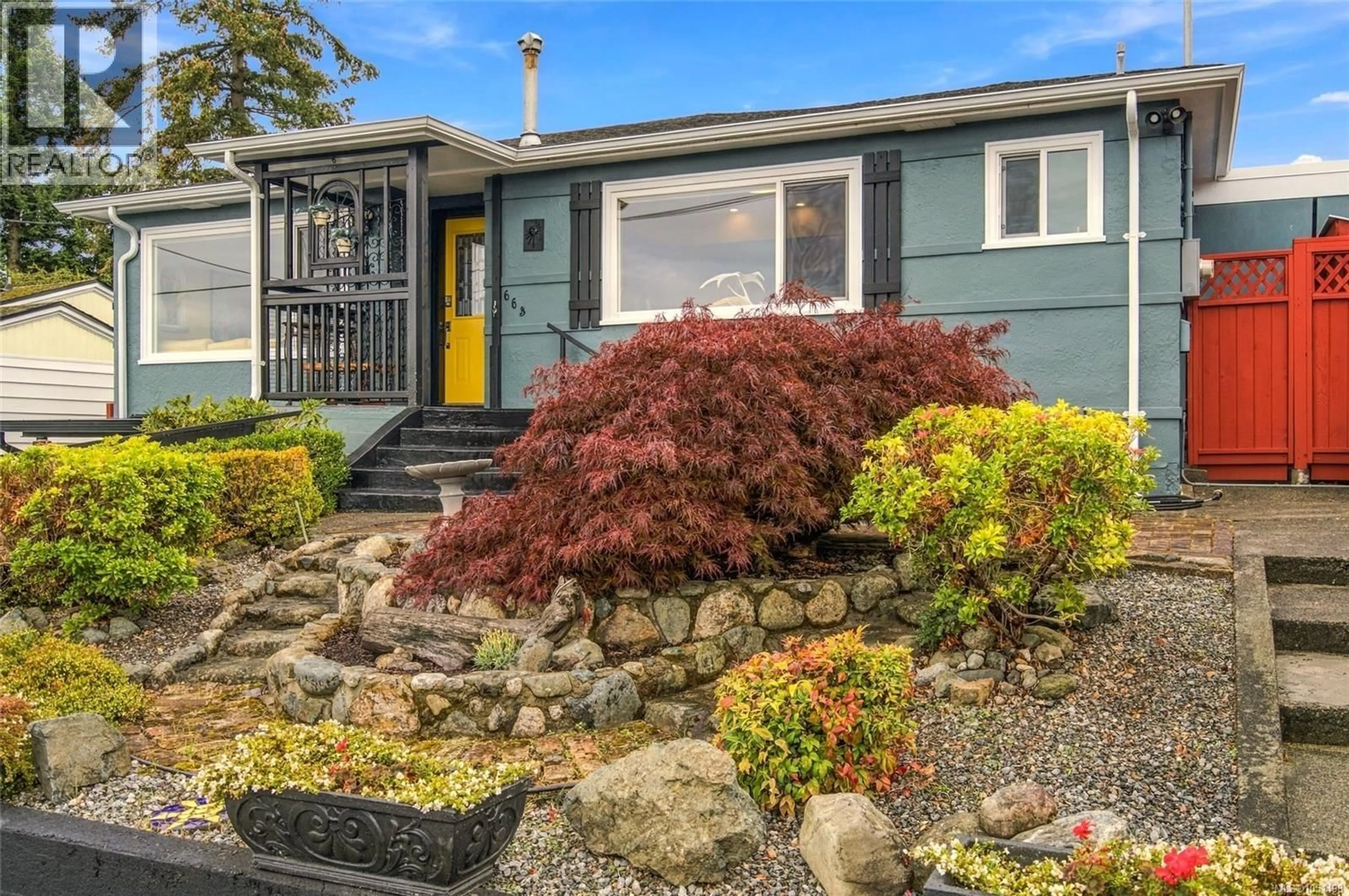 Home with vinyl exterior material, street for 663 MAPLE STREET, Nanaimo British Columbia V9S2J8