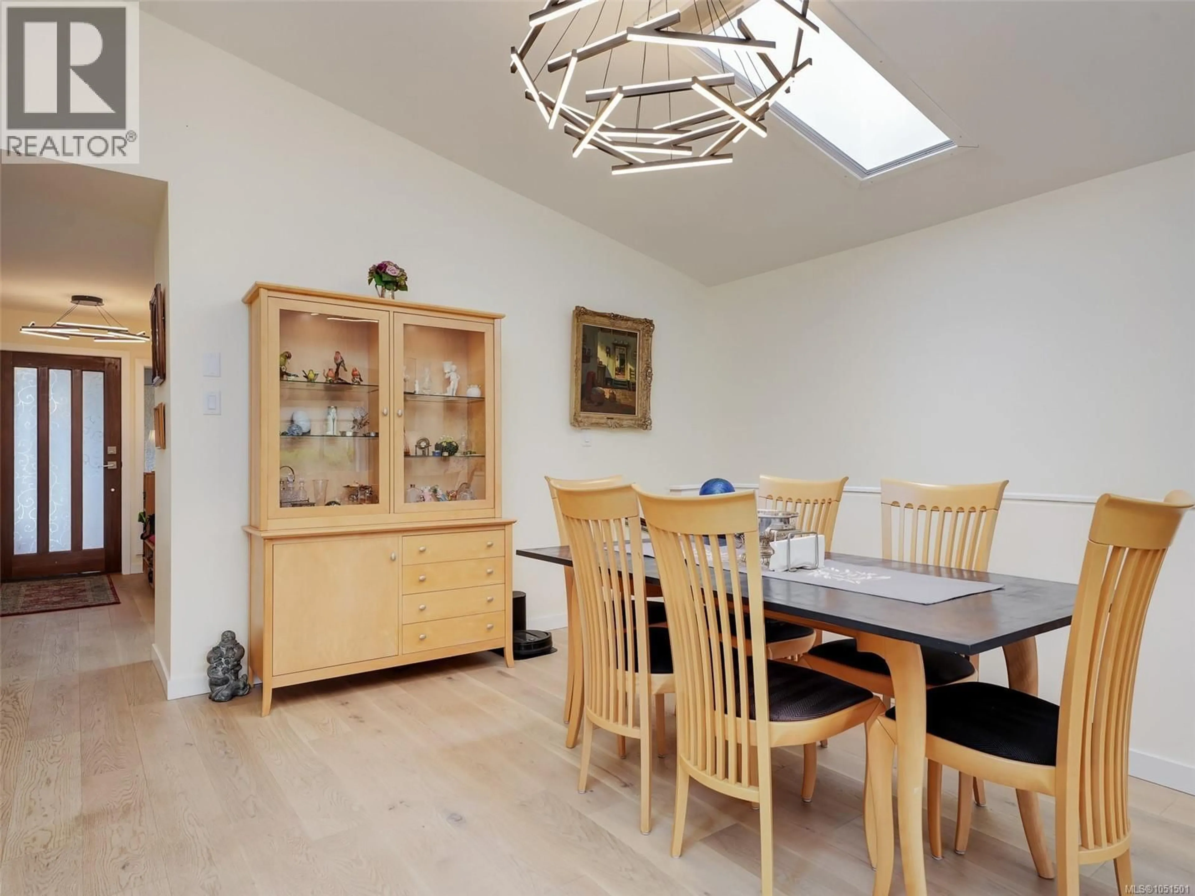 Dining room, wood/laminate floor for 51 - 901 KENTWOOD LANE, Saanich British Columbia V8Y2Y9