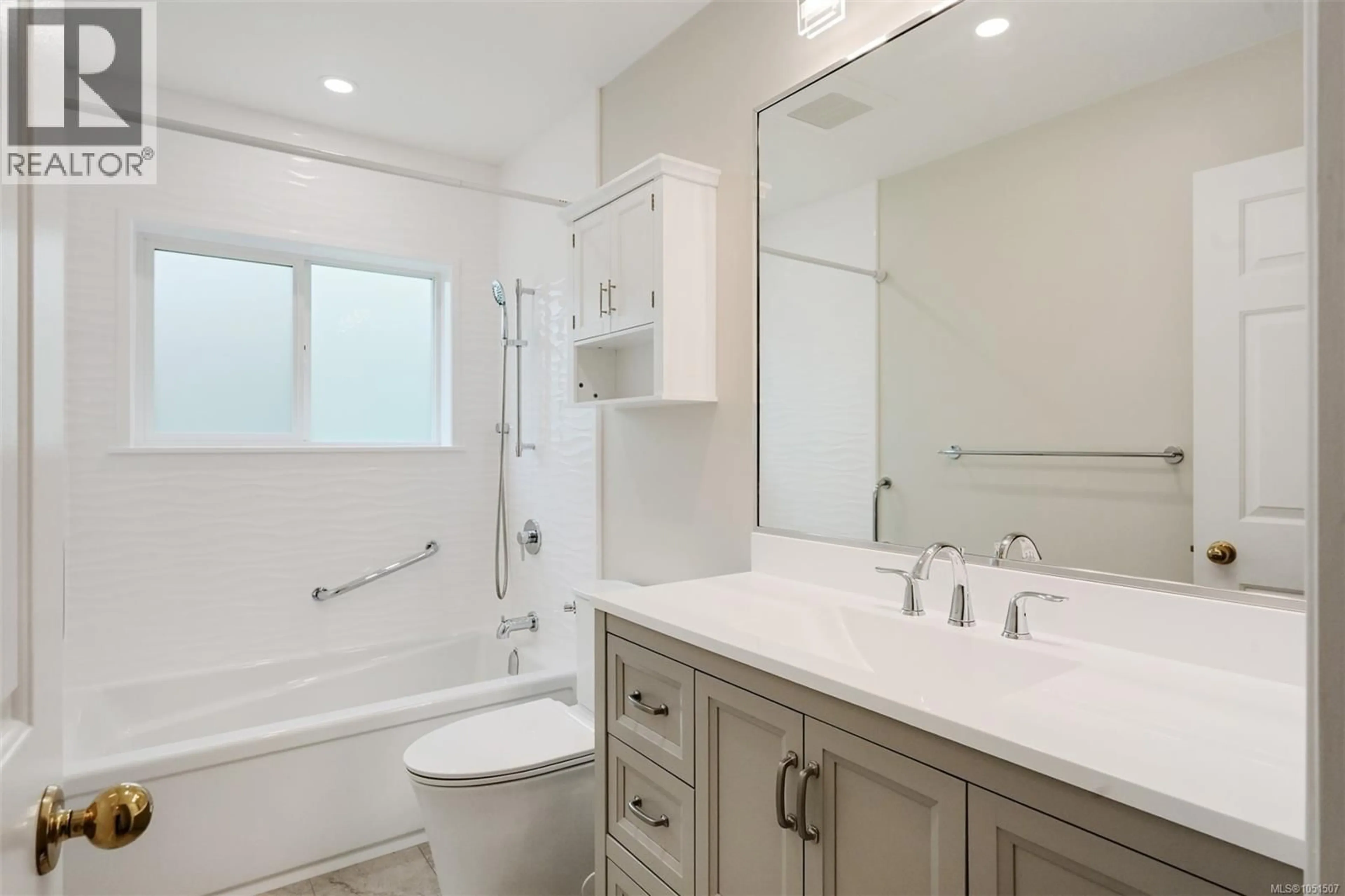 Standard bathroom, ceramic/tile floor for 1309 LAYRITZ PLACE, Saanich British Columbia V8Z7C4