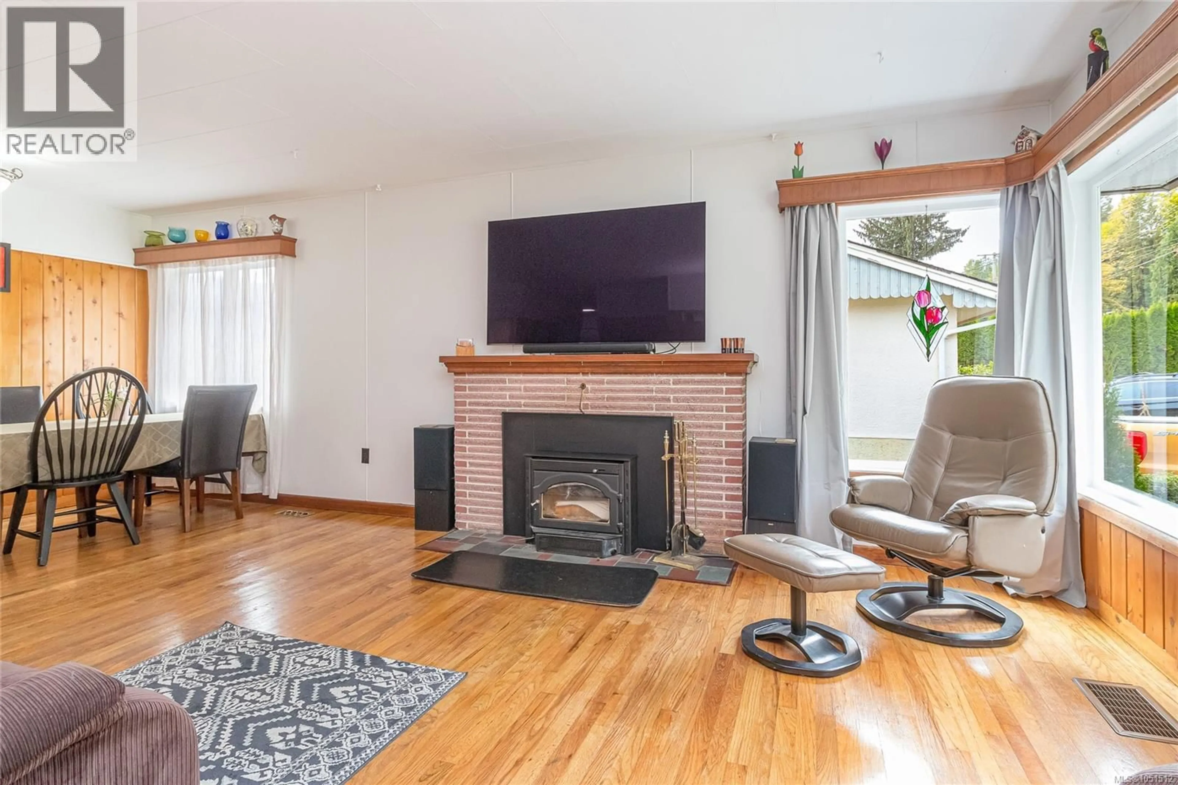 Living room with furniture, wood/laminate floor for 80 NORTH SHORE ROAD, Lake Cowichan British Columbia V0R2G0
