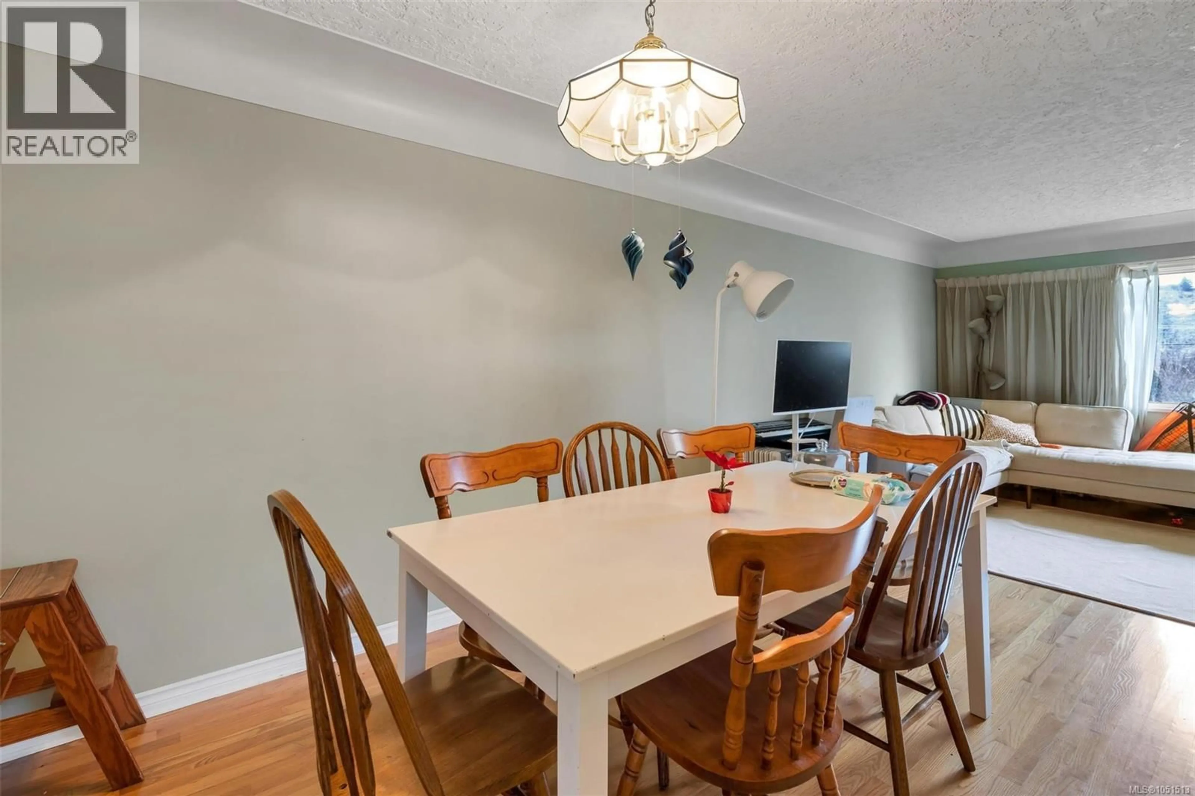 Dining room, wood/laminate floor for 3410 BROWNING STREET, Saanich British Columbia V8P4E1